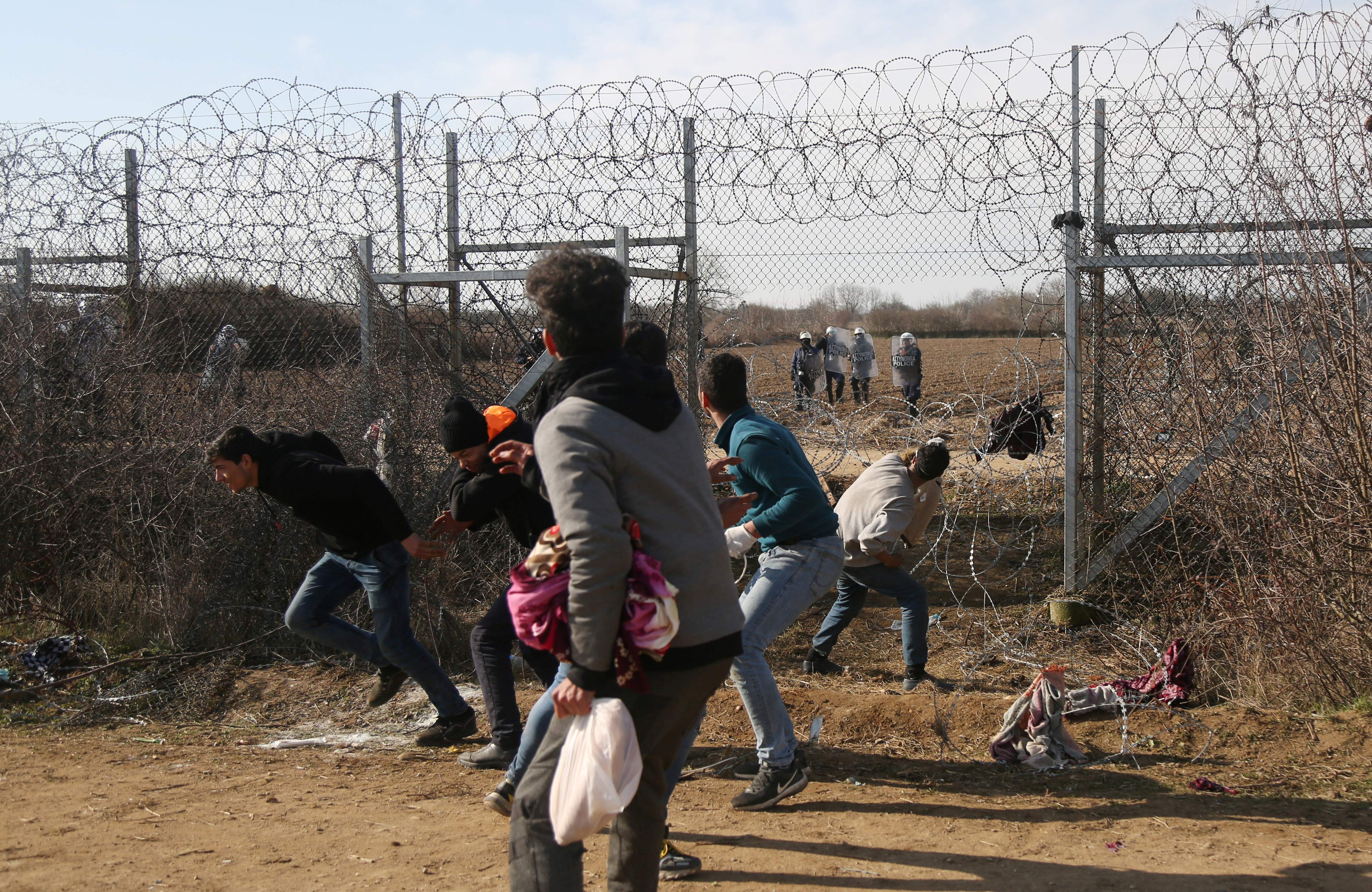 2020-03-02T120708Z_1189050918_RC2OBF93OREA_RTRMADP_3_SYRIA-SECURITY-TURKEY-MIGRANTS