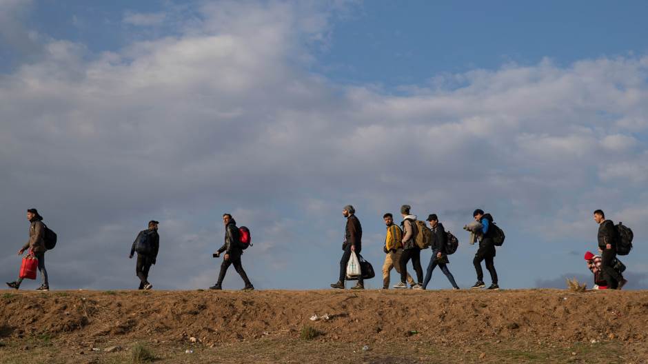 2020-03-04T160856Z_191482098_RC24DF9NNMNM_RTRMADP_3_SYRIA-SECURITY-TURKEY-MIGRANTS