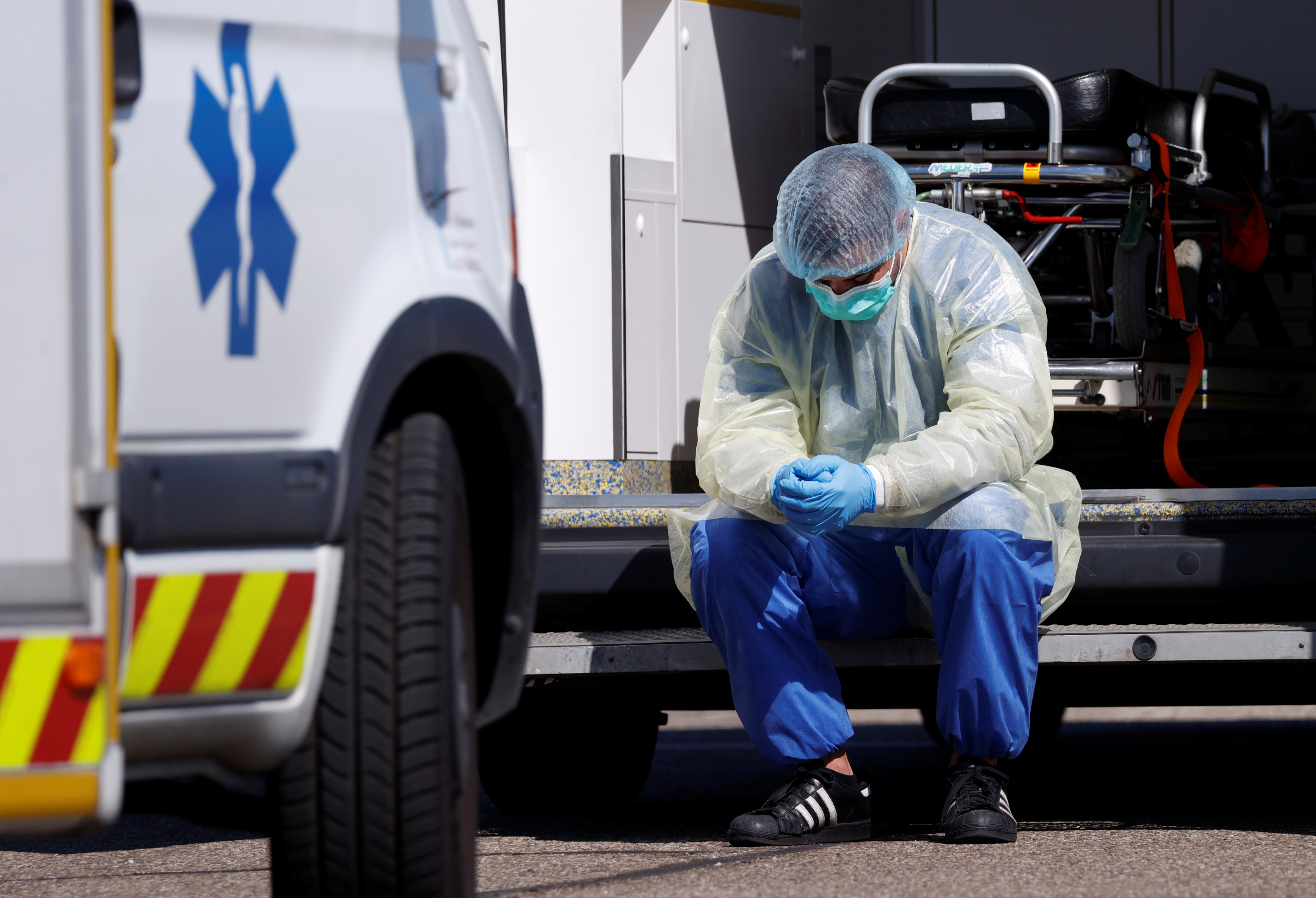 2020-03-30T123024Z_1714466271_RC2CUF91QINK_RTRMADP_3_HEALTH-CORONAVIRUS-FRANCE-AIRBRIDGES