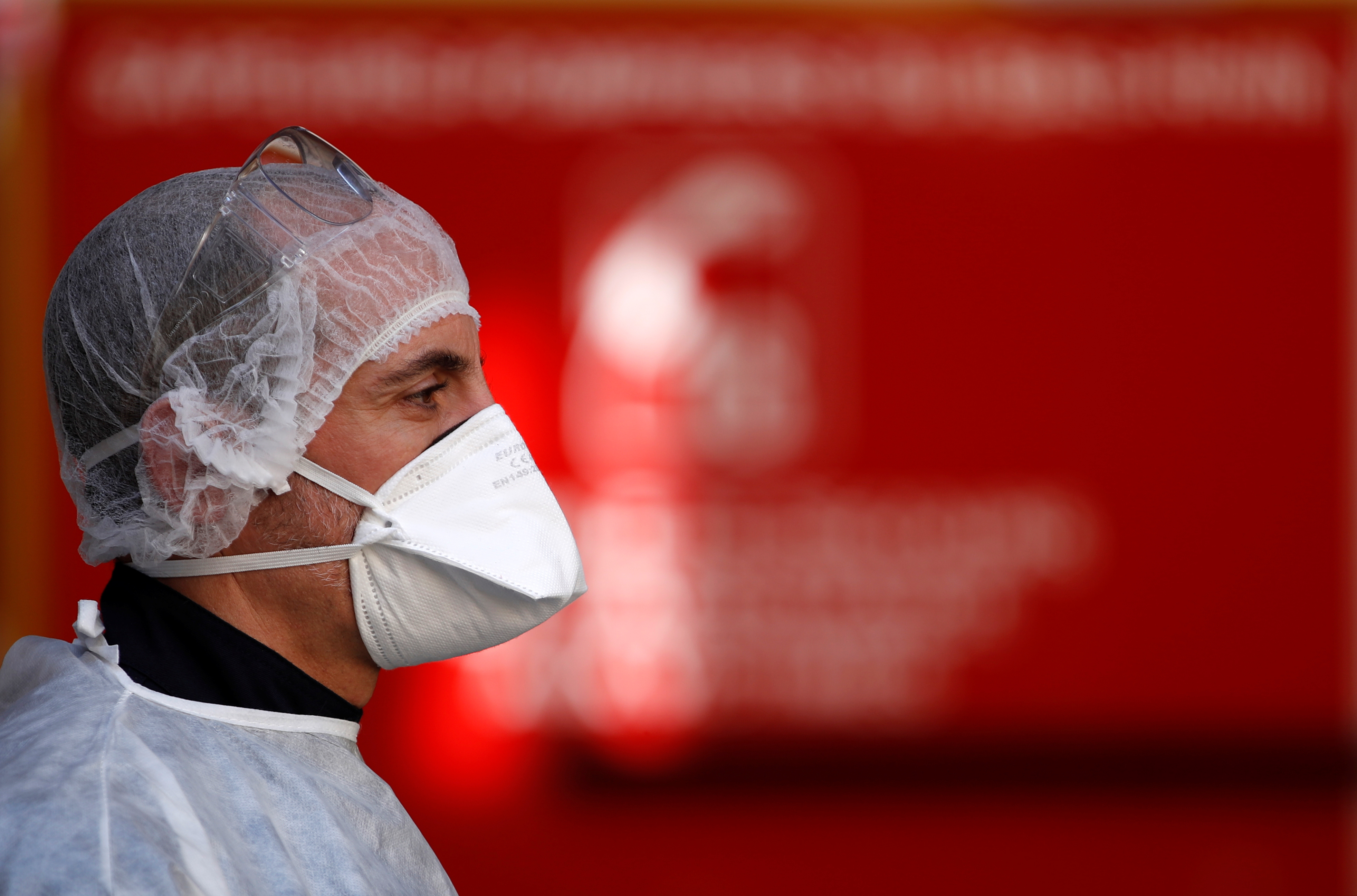 2020-03-30T150313Z_1021535485_RC2FUF9YDE04_RTRMADP_3_HEALTH-CORONAVIRUS-FRANCE-FIREFIGHTERS