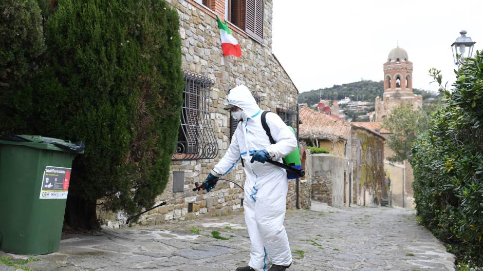 2020-03-31T100130Z_1544642455_RC2YUF90FY12_RTRMADP_3_HEALTH-CORONAVIRUS-ITALY