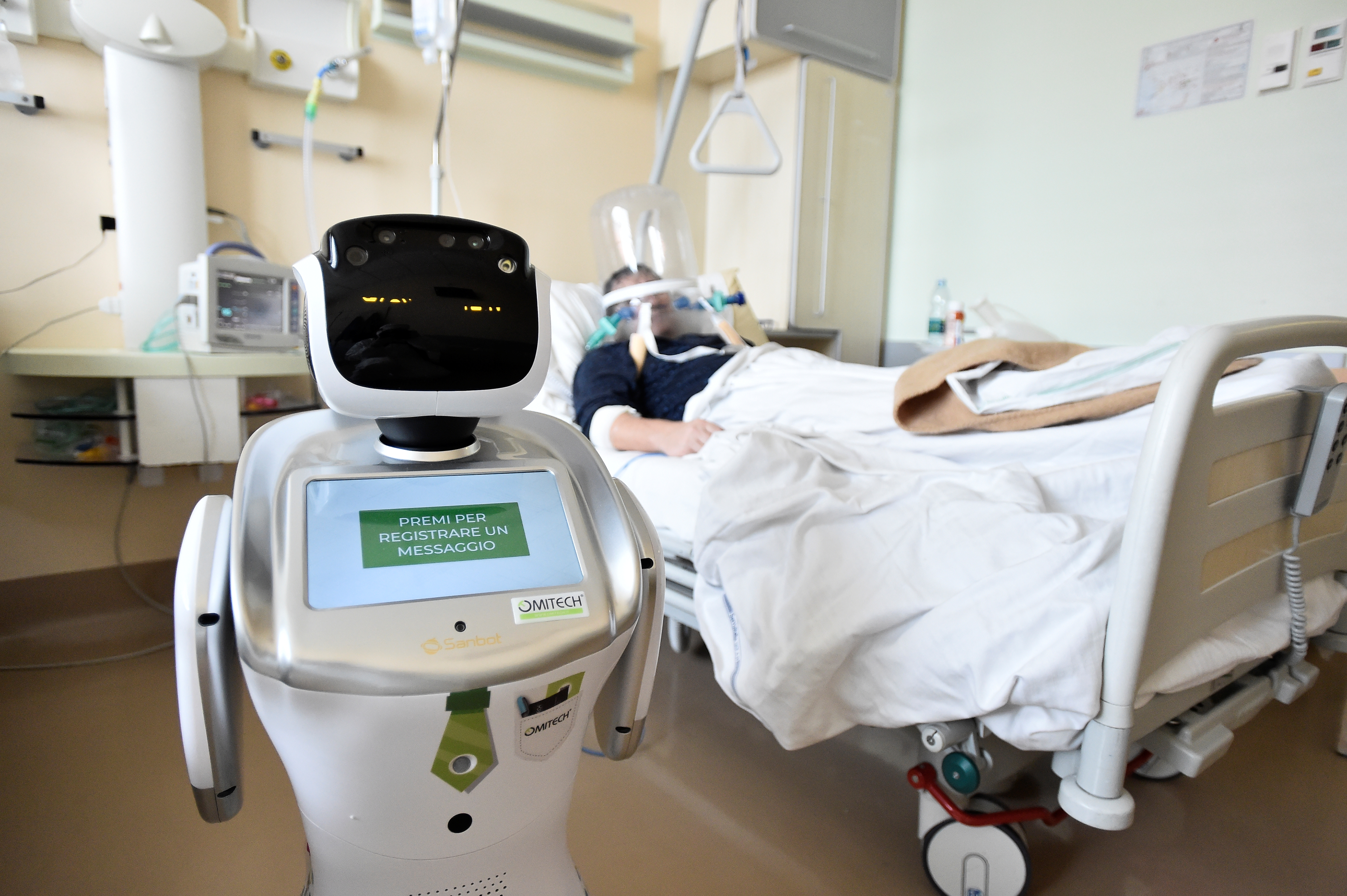 2020-04-01T124123Z_1890690150_RC2OVF9UVGJQ_RTRMADP_3_HEALTH-CORONAVIRUS-ITALY-ROBOTS