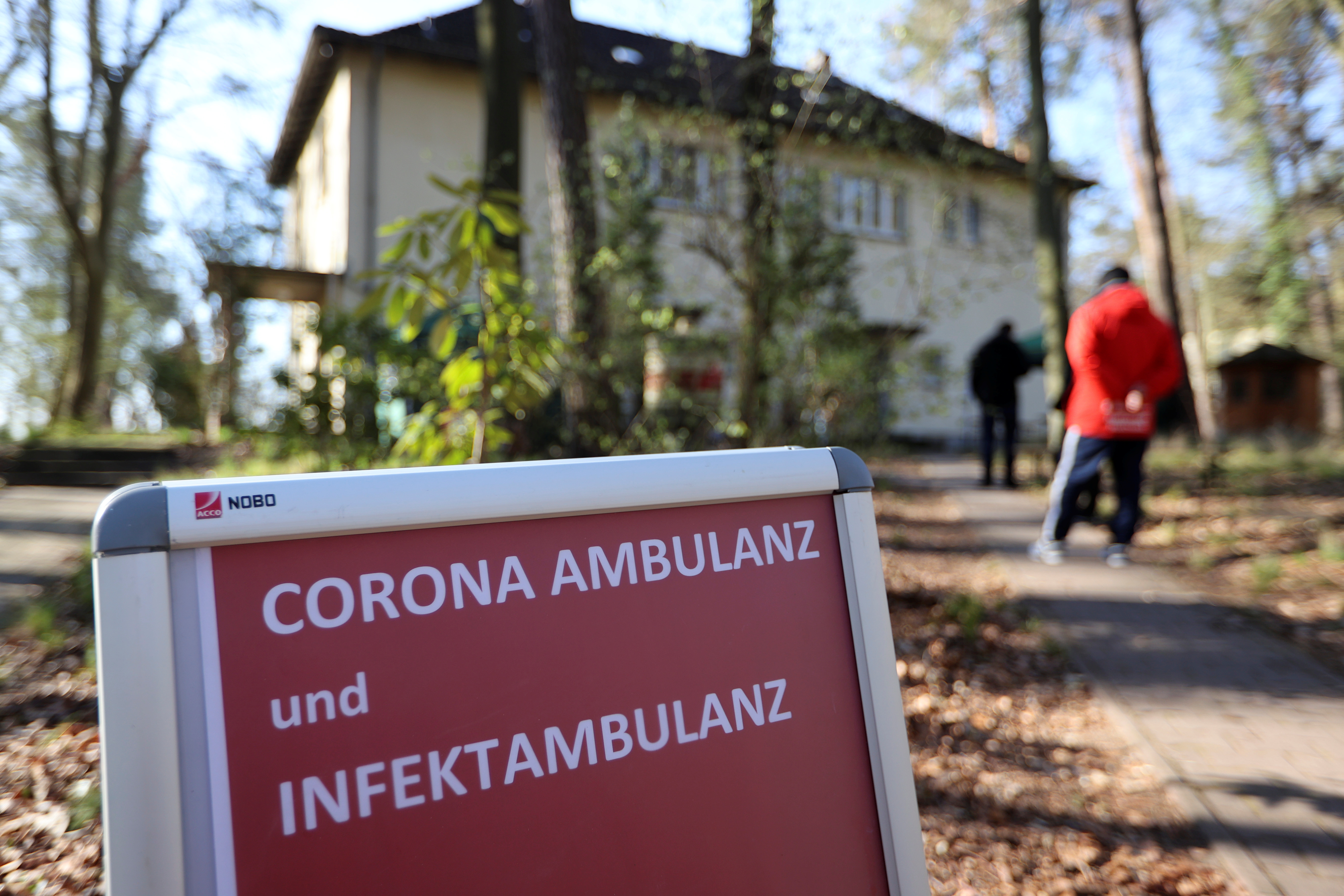 2020-04-06T154530Z_1012046971_RC23ZF9X01RH_RTRMADP_3_HEALTH-CORONAVIRUS-GERMANY-HOSPITAL