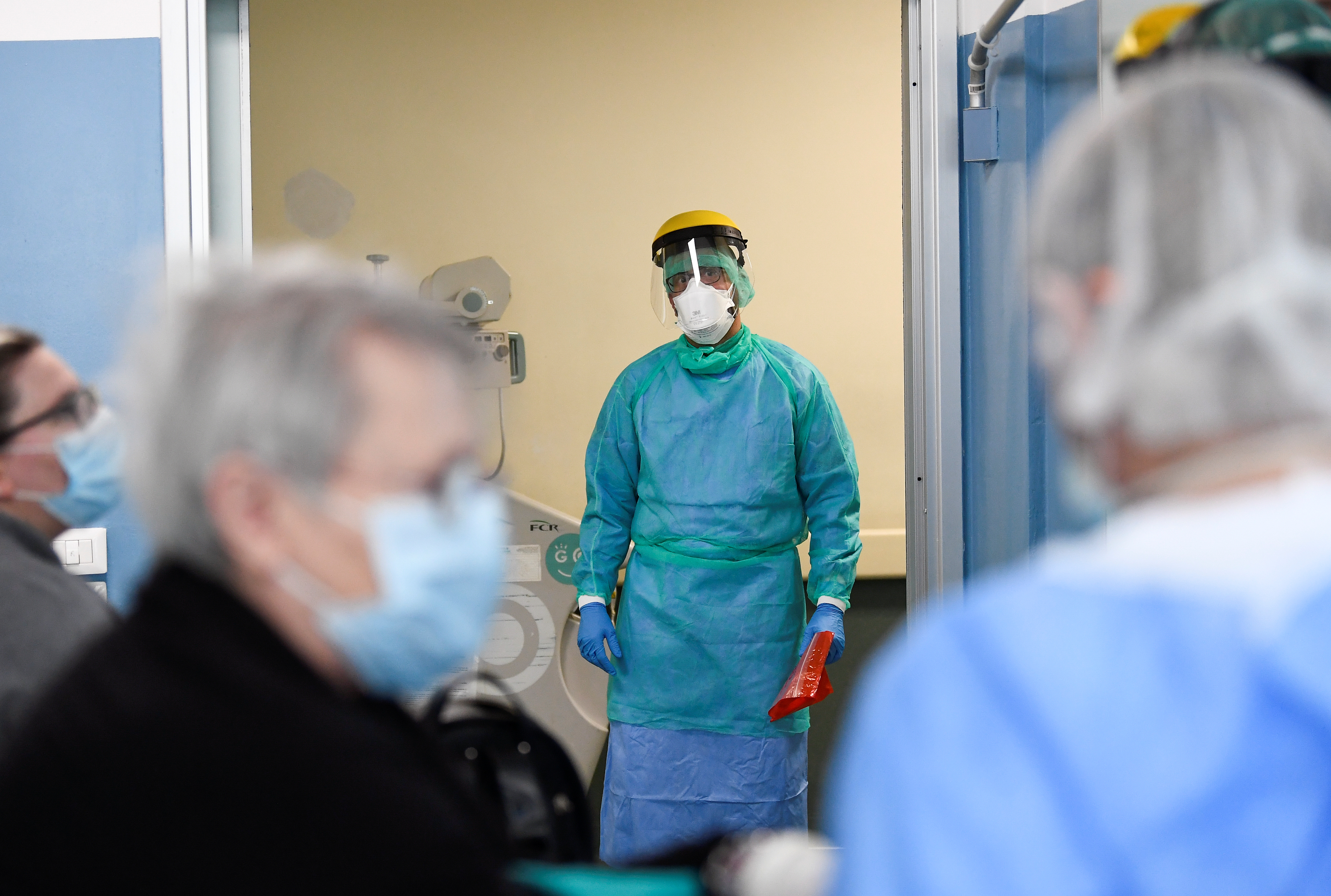 2020-04-07T161741Z_2034321442_RC2SZF9I5GO3_RTRMADP_3_HEALTH-CORONAVIRUS-ITALY-COMMUNICATION