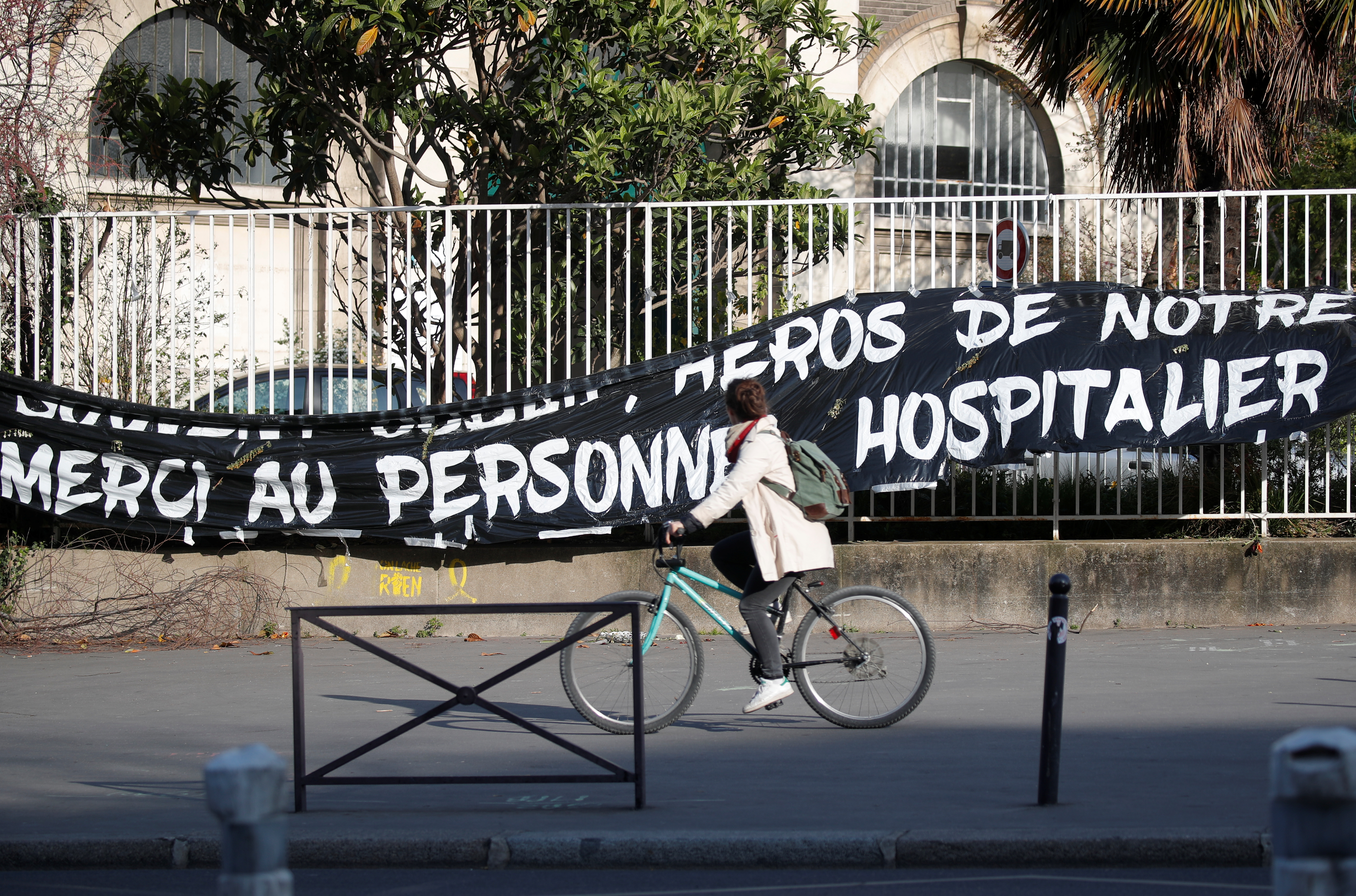 2020-04-07T172342Z_1856602428_RC2TZF9OIRK2_RTRMADP_3_HEALTH-CORONAVIRUS-FRANCE