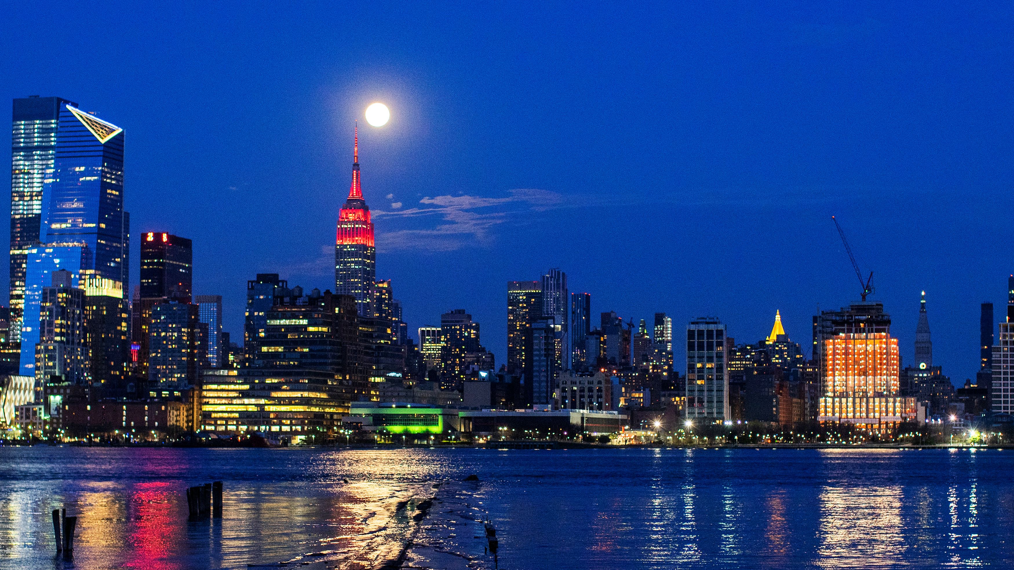 2020-04-08T004009Z_1217663877_RC200G9BDXXV_RTRMADP_3_SUPERMOON-SIGHTING-USA