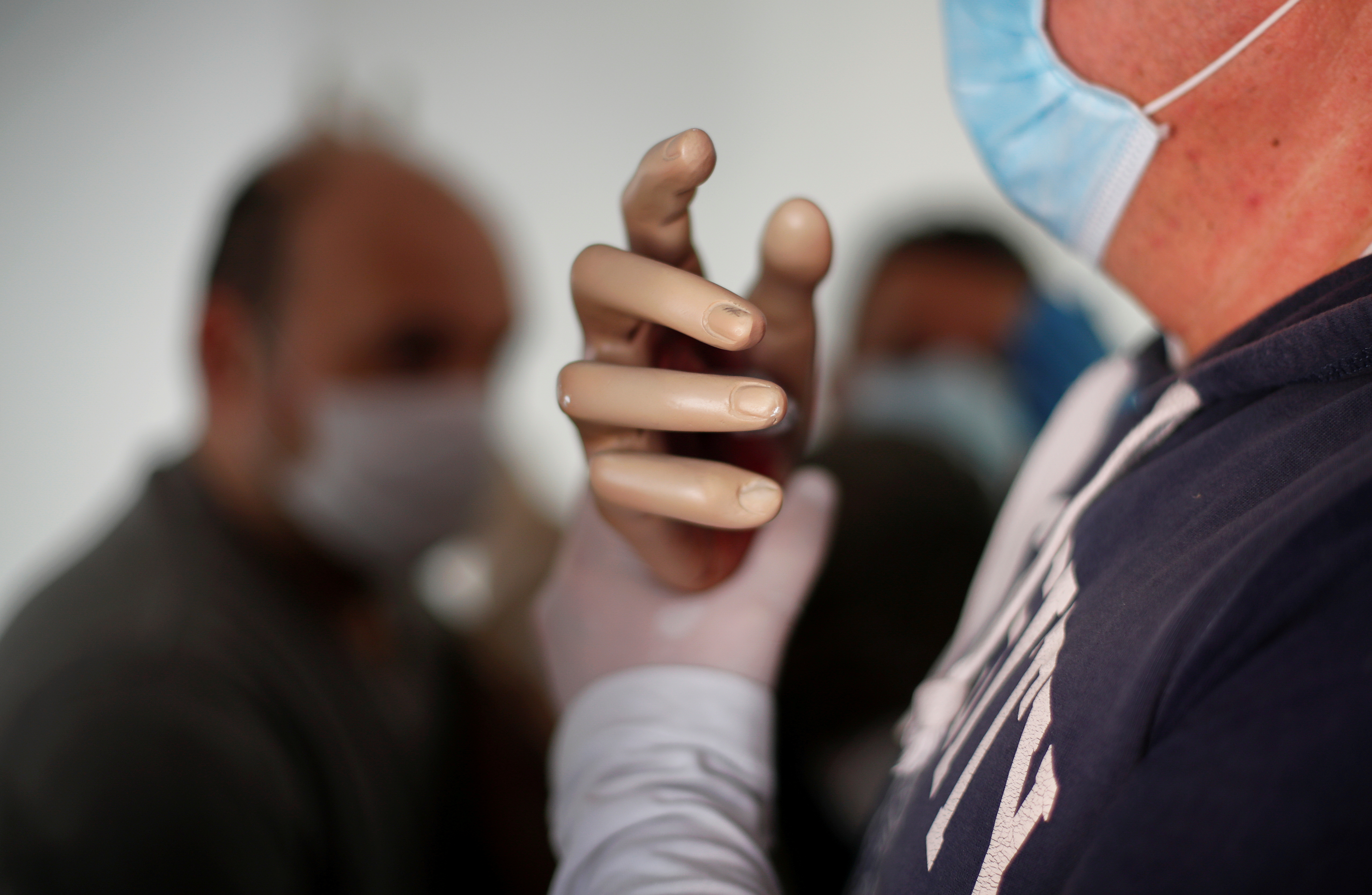 2020-04-10T200945Z_160959745_RC2V1G9HGOF5_RTRMADP_3_HEALTH-CORONAVIRUS-EASTER-ITALY