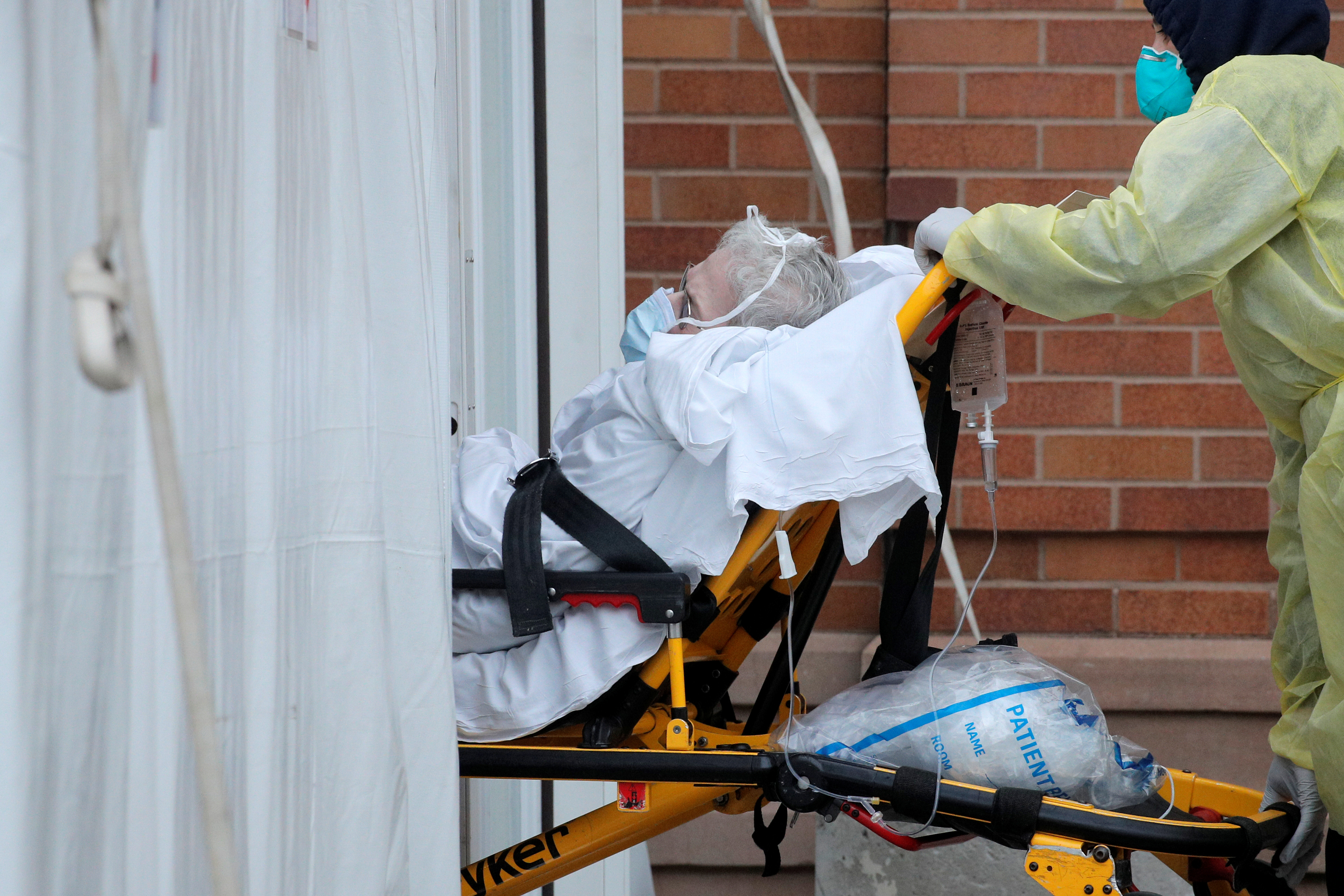 2020-04-15T033113Z_1665252985_RC2R4G9R32K8_RTRMADP_3_HEALTH-CORONAVIRUS-USA-NEW-YORK