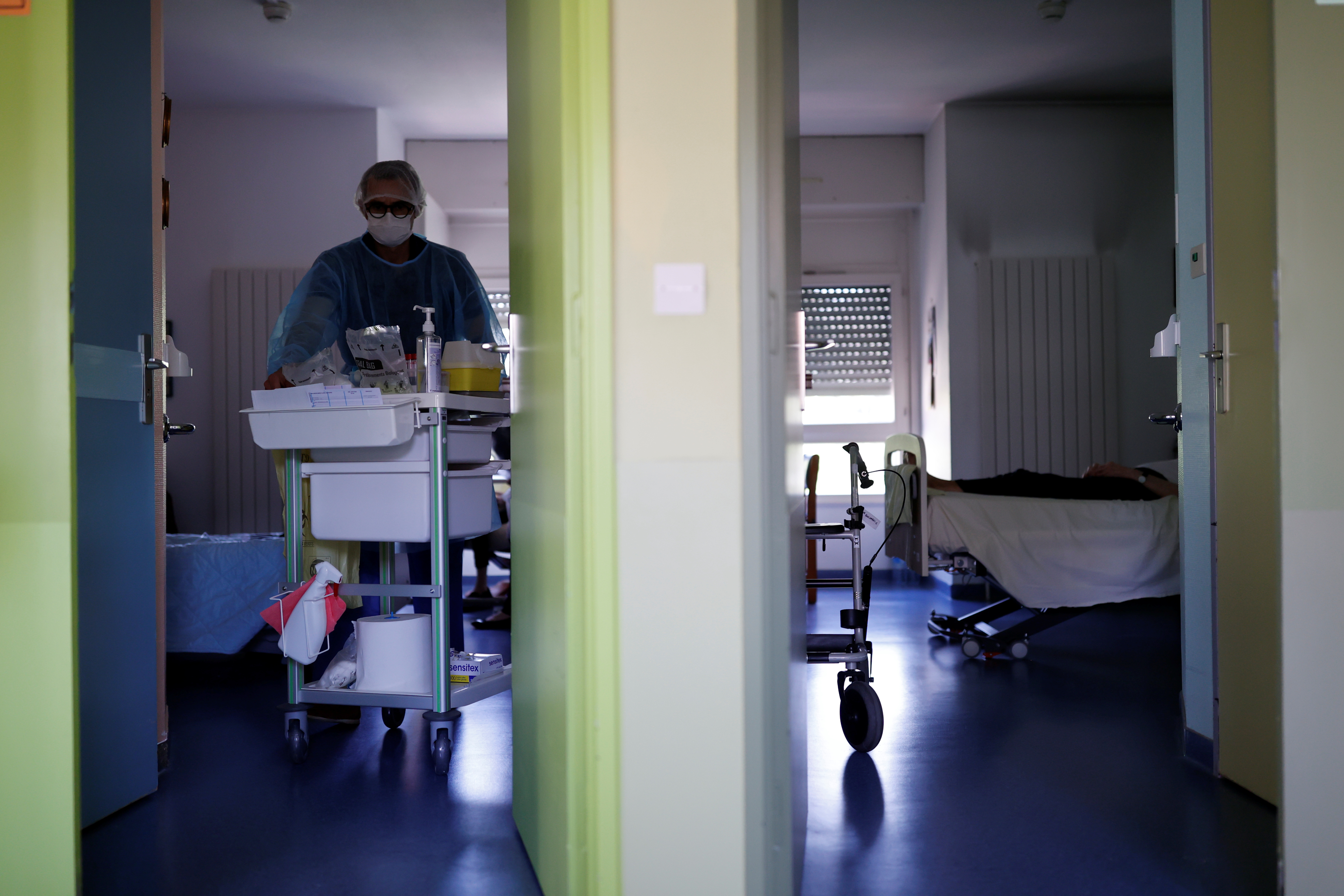 2020-04-16T153358Z_1438678321_RC2R5G9DVV8D_RTRMADP_3_HEALTH-CORONAVIRUS-FRANCE-TESTS