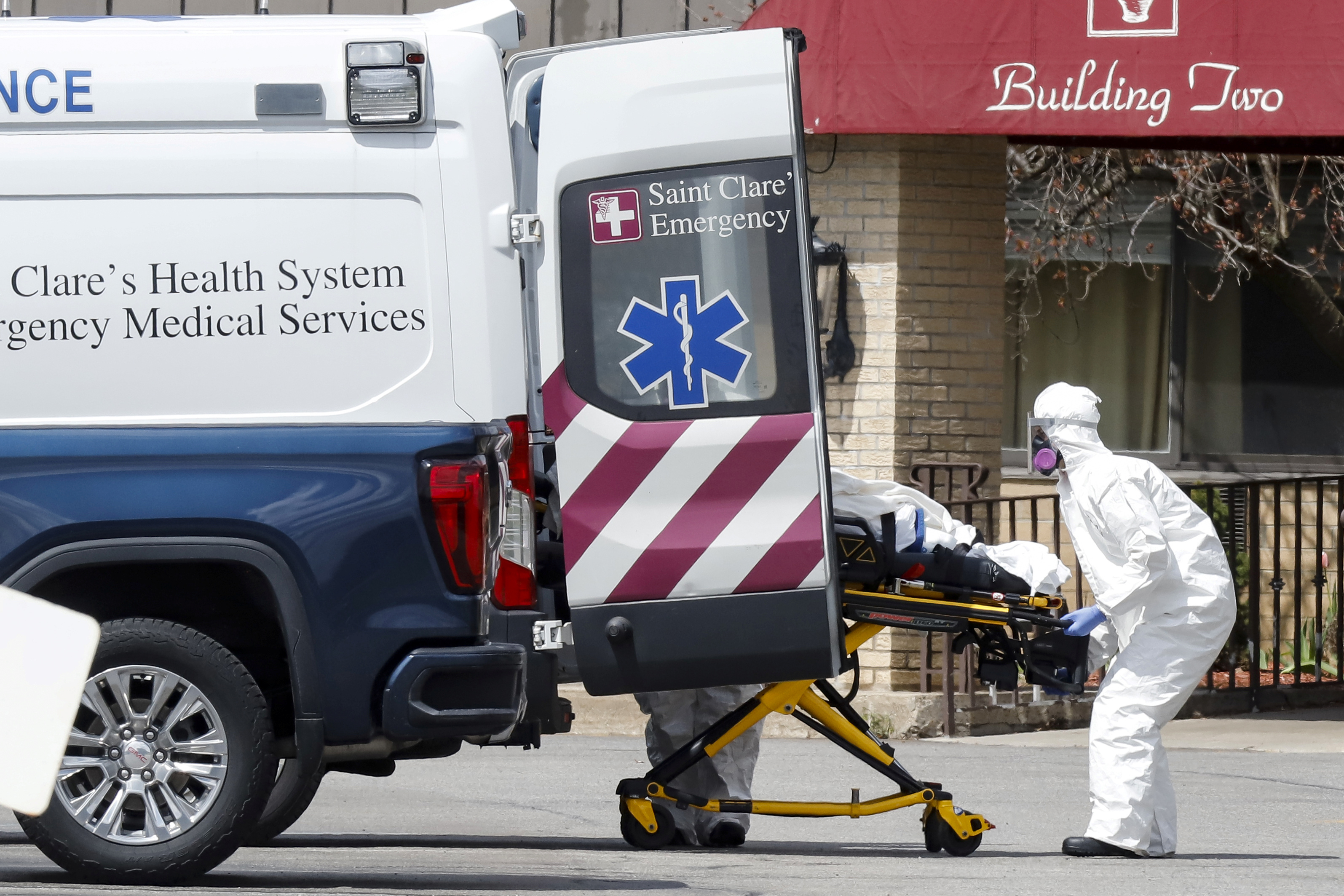 2020-04-16T190430Z_1547768305_RC2V5G98T4LA_RTRMADP_3_HEALTH-CORONAVIRUS-USA-NURSING-HOME