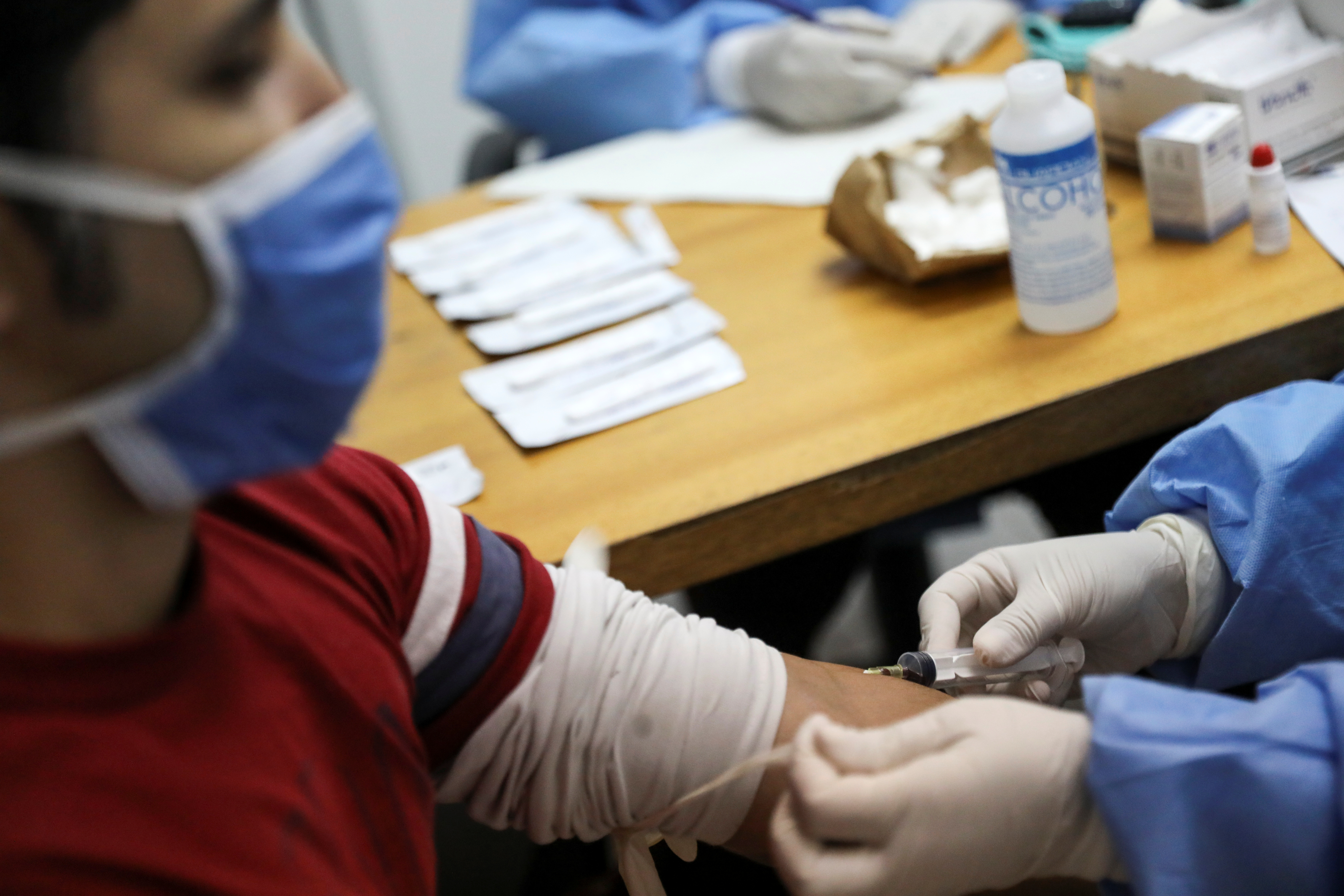 2020-04-17T100149Z_1798521123_RC2A6G94T3NH_RTRMADP_3_HEALTH-CORONAVIRUS-VENEZUELA-TESTS