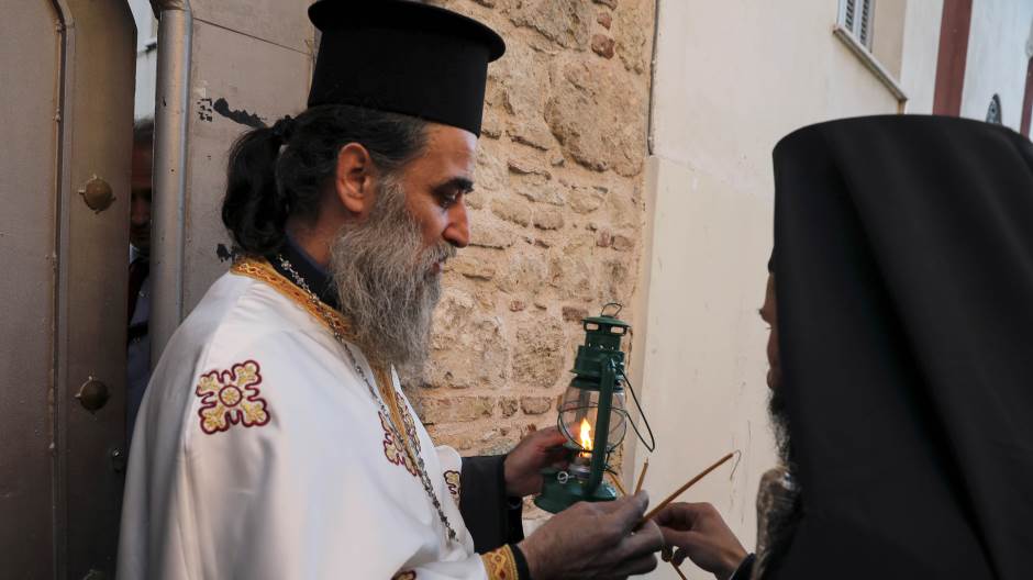 2020-04-18T171304Z_1468806190_RC257G9HSJOP_RTRMADP_3_HEALTH-CORONAVIRUS-EASTER-GREECE