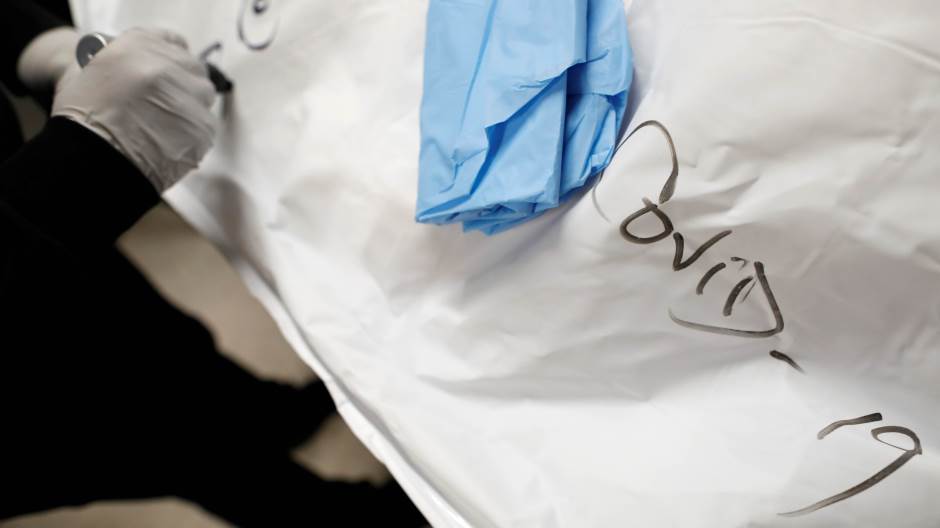 2020-04-21T120128Z_1386137956_RC209G9RTCNM_RTRMADP_3_HEALTH-CORONAVIRUS-USA-MORTUARY