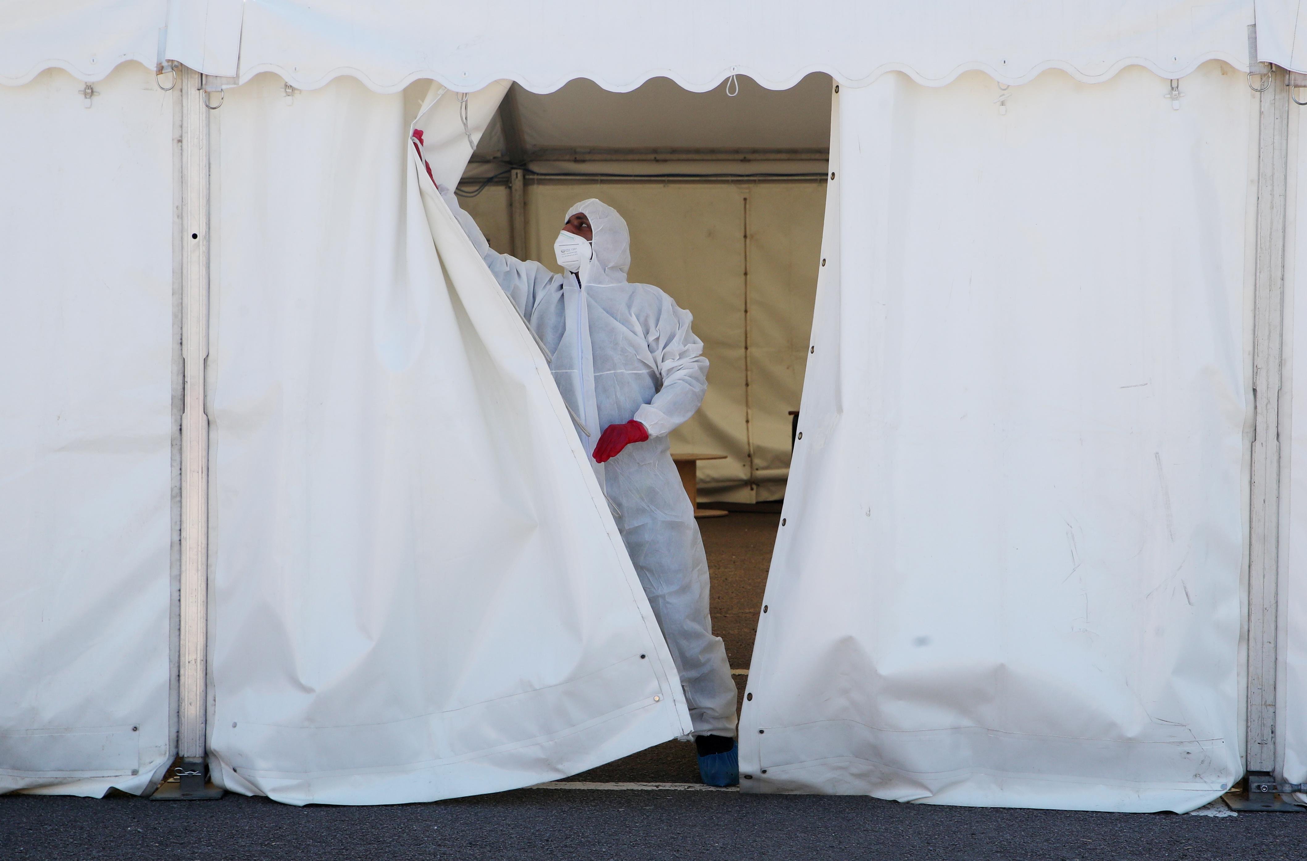 2020-04-21T141613Z_95845068_RC229G9I23YL_RTRMADP_3_HEALTH-CORONAVIRUS-BRITAIN-MORGUE