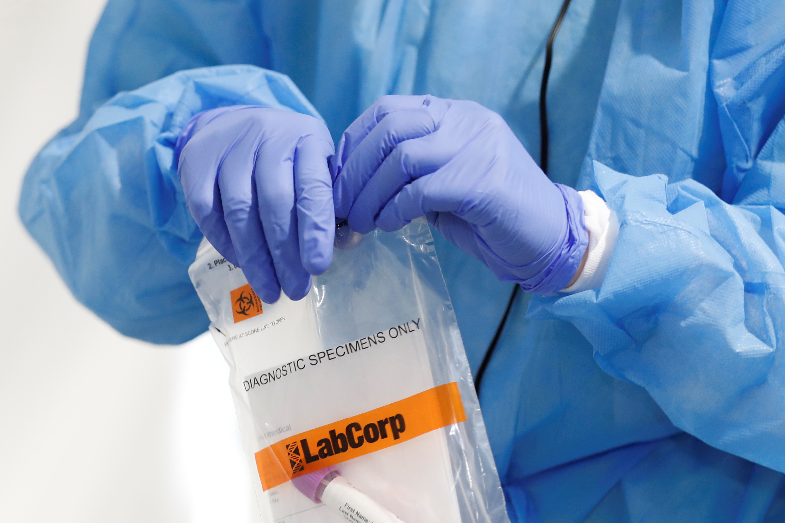 2020-04-21T203832Z_1005511883_RC289G9HU0MJ_RTRMADP_3_HEALTH-CORONAVIRUS-USA-NEW-YORK