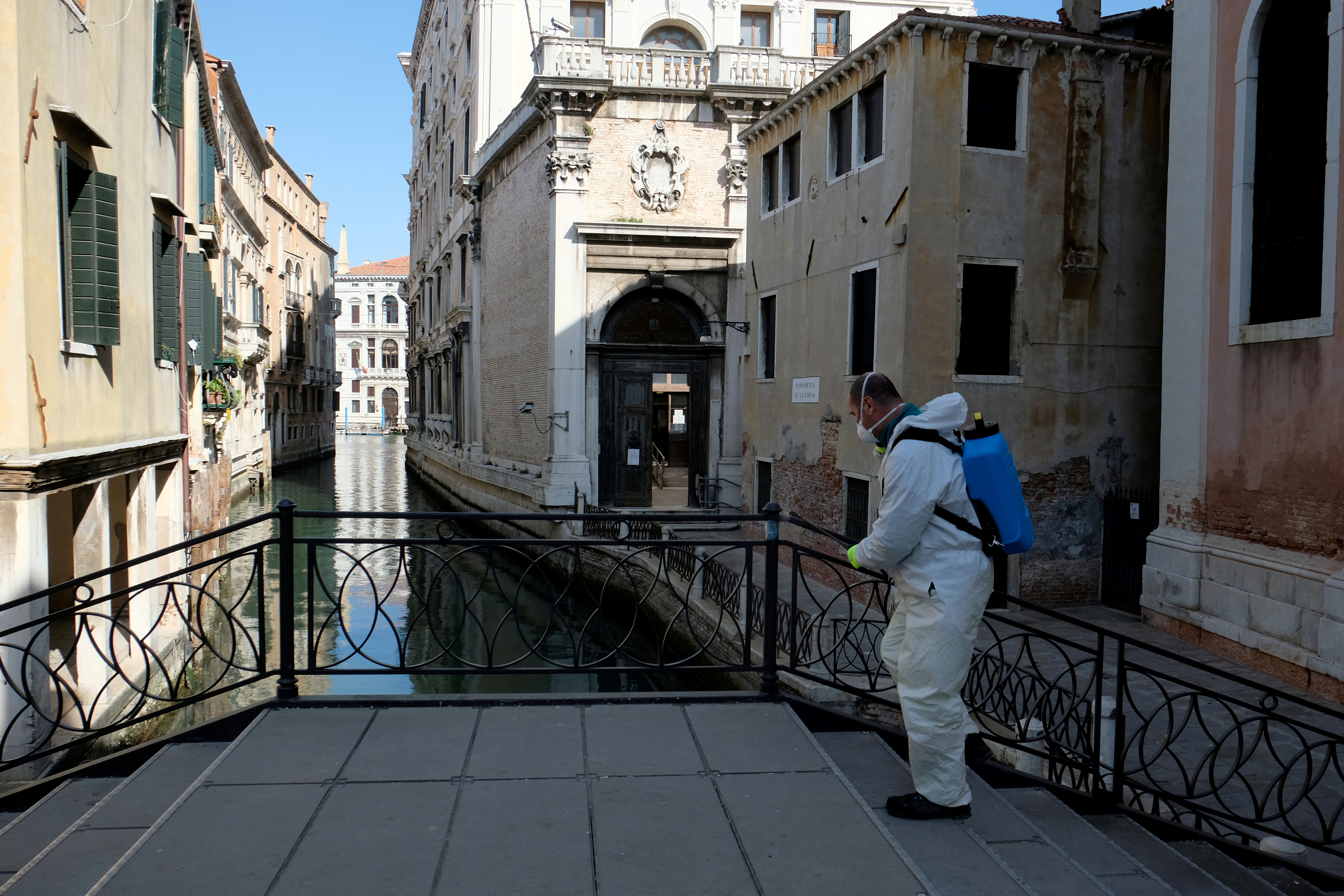 2020-04-25T125221Z_139577175_RC2OBG9HO64B_RTRMADP_3_HEALTH-CORONAVIRUS-ITALY-BUDGET