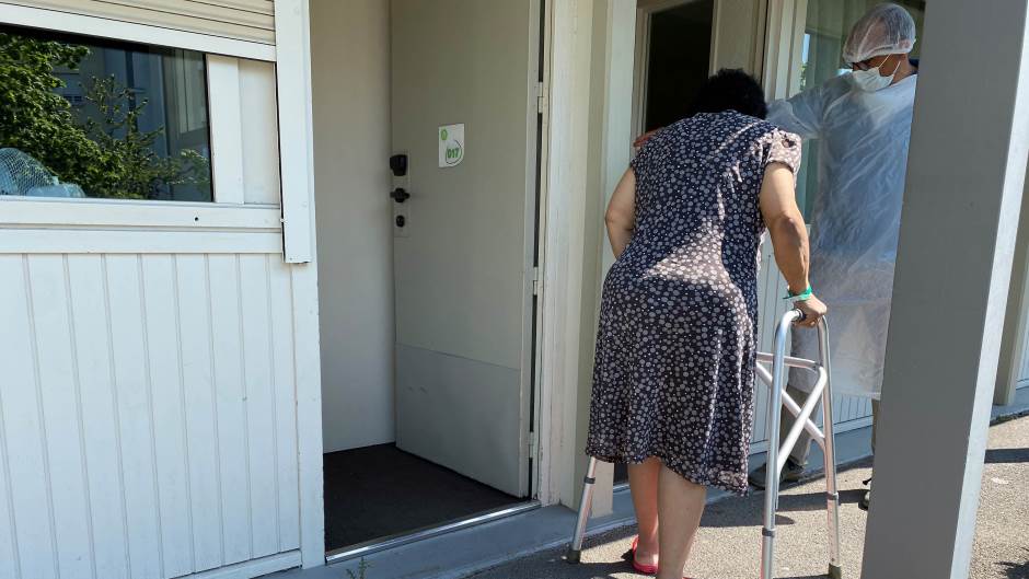 2020-04-28T084100Z_2084303398_RC2KDG9V33S5_RTRMADP_3_HEALTH-CORONAVIRUS-FRANCE-HOTEL