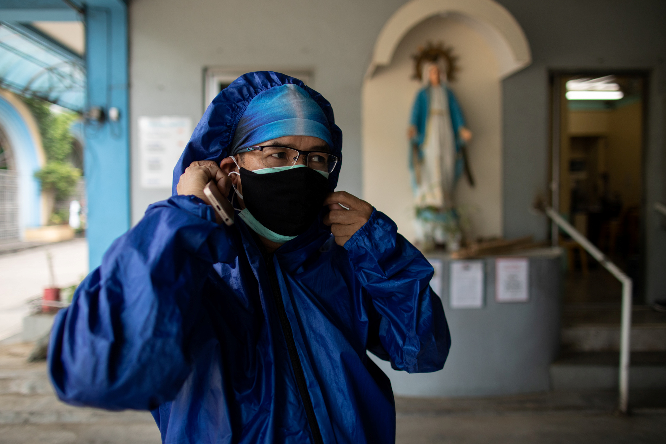 2020-04-29T120042Z_1672644509_RC2CEG9F4MB6_RTRMADP_3_HEALTH-CORONAVIRUS-PHILIPPINES-CHURCH