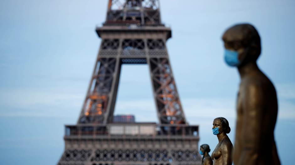 2020-05-02T193912Z_676228514_RC2JGG9CJGC5_RTRMADP_3_HEALTH-CORONAVIRUS-FRANCE