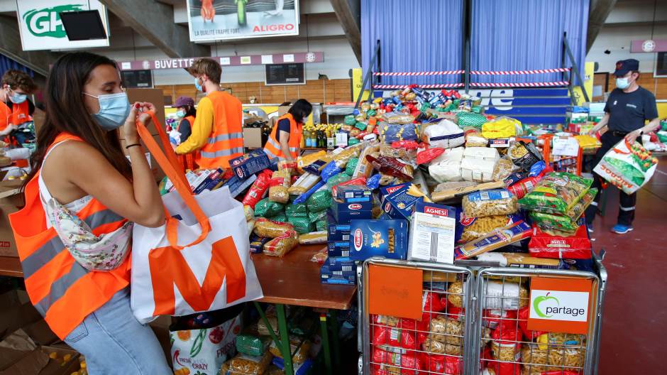 2020-05-08T190528Z_44828452_RC2FKG9O36R7_RTRMADP_3_HEALTH-CORONAVIRUS-SWISS-FOOD