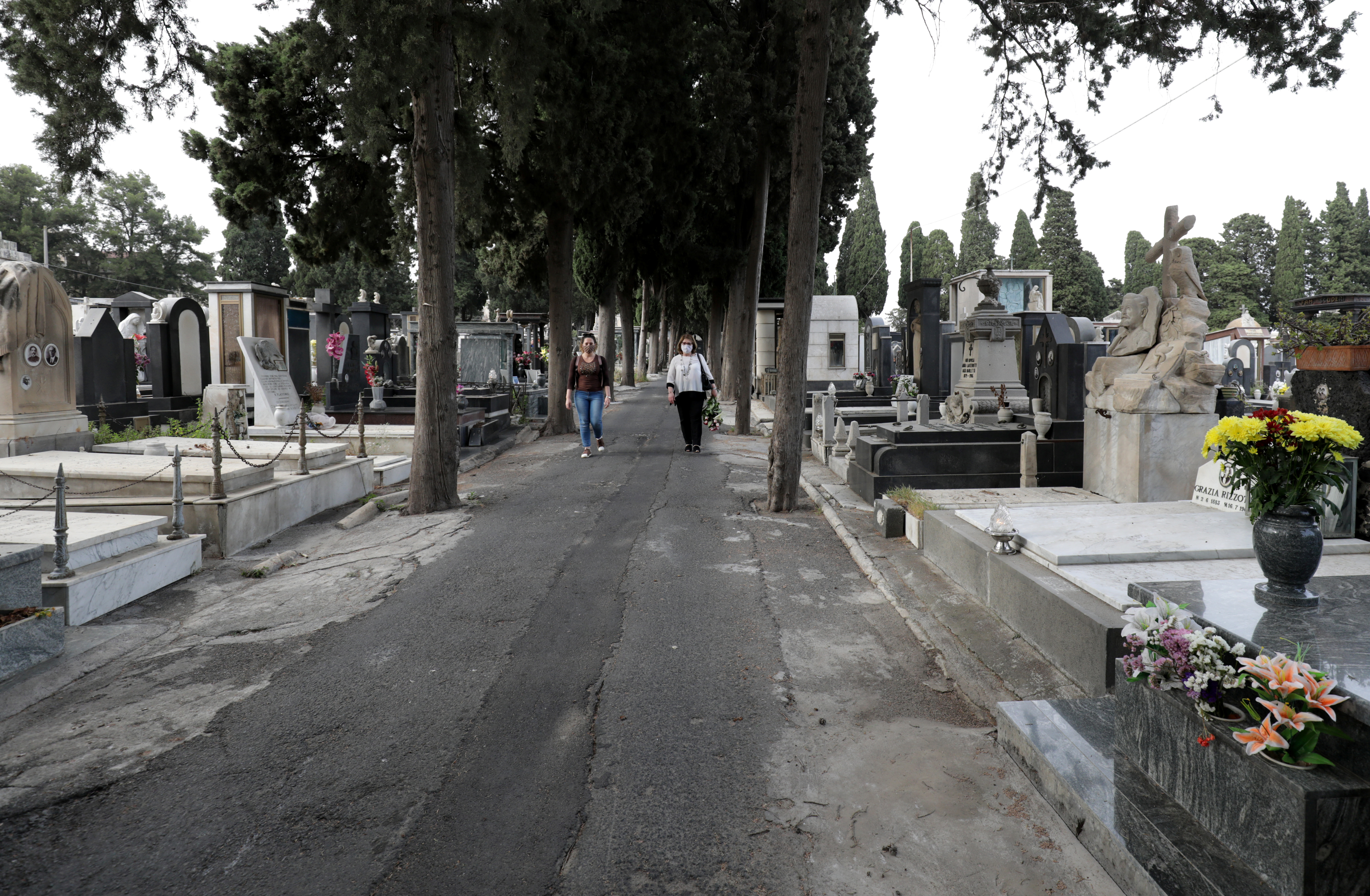 2020-05-15T165416Z_1494232701_RC24PG9T1528_RTRMADP_3_HEALTH-CORONAVIRUS-ITALY