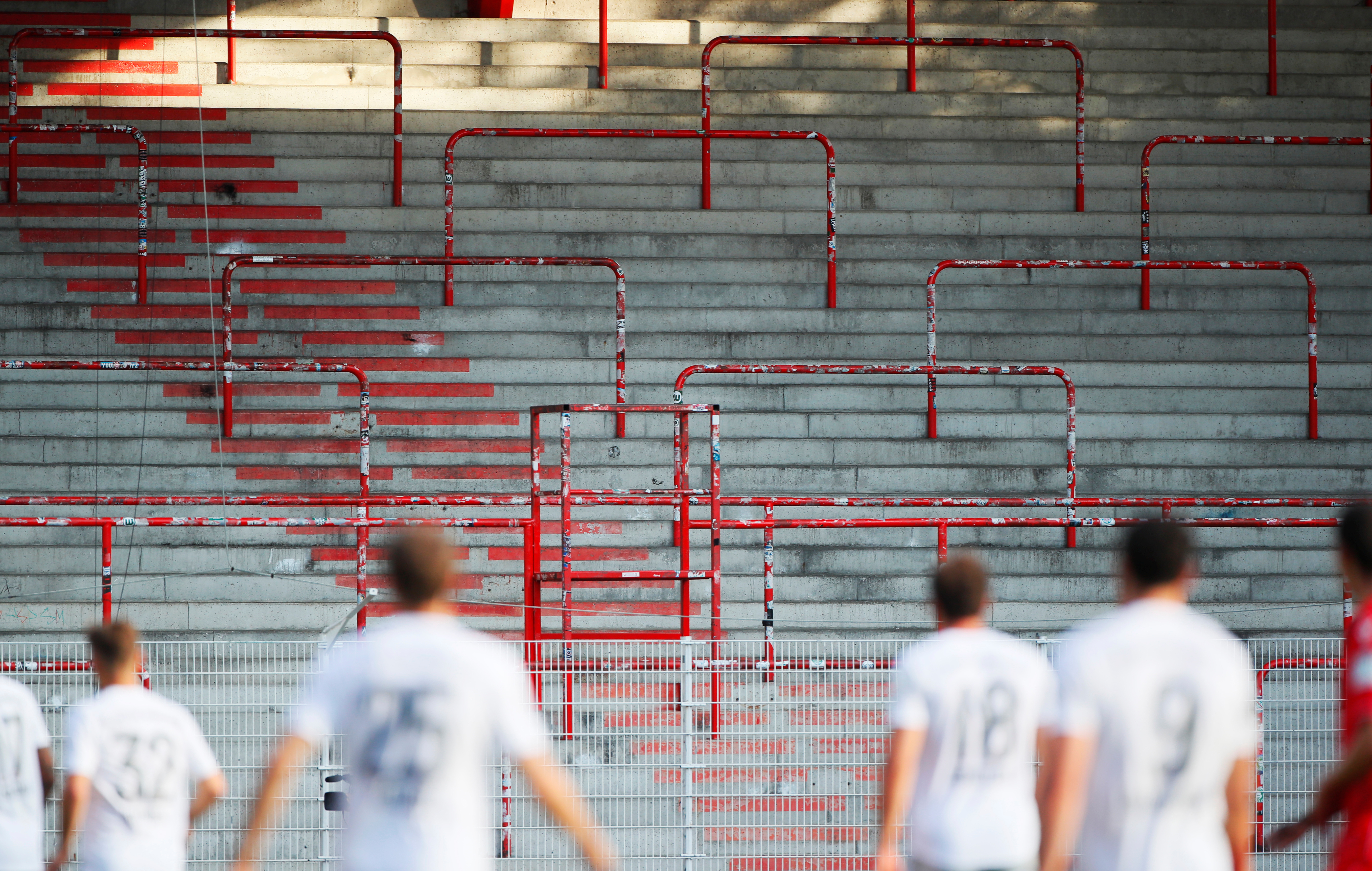 2020-05-17T165249Z_607442046_RC2GQG9VJGGW_RTRMADP_3_SOCCER-GERMANY-UNB-BAY-REPORT