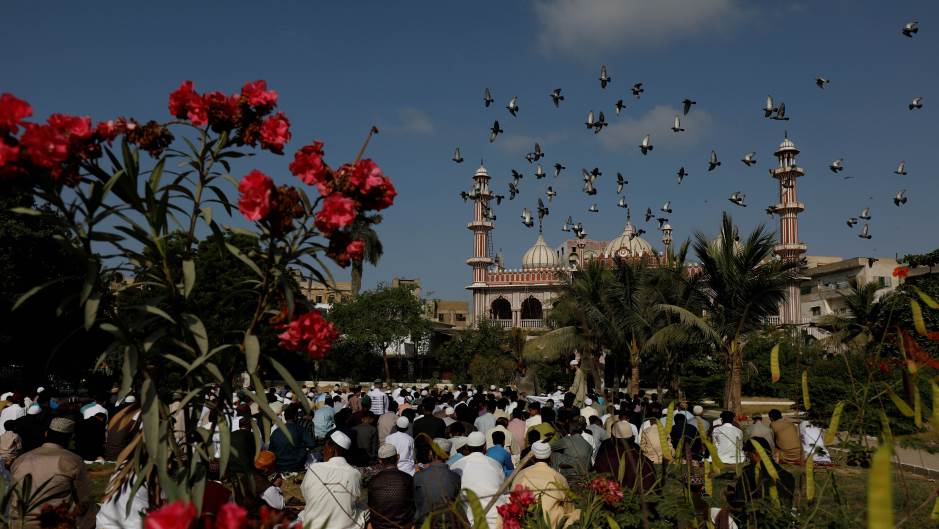 2020-05-24T053310Z_353373194_RC2TUG9HG6Z0_RTRMADP_3_HEALTH-CORONAVIRUS-EID-PAKISTAN