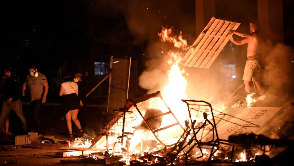 2020-05-28T110033Z_408556499_RC2NXG9DAM3A_RTRMADP_3_MINNEAPOLIS-POLICE