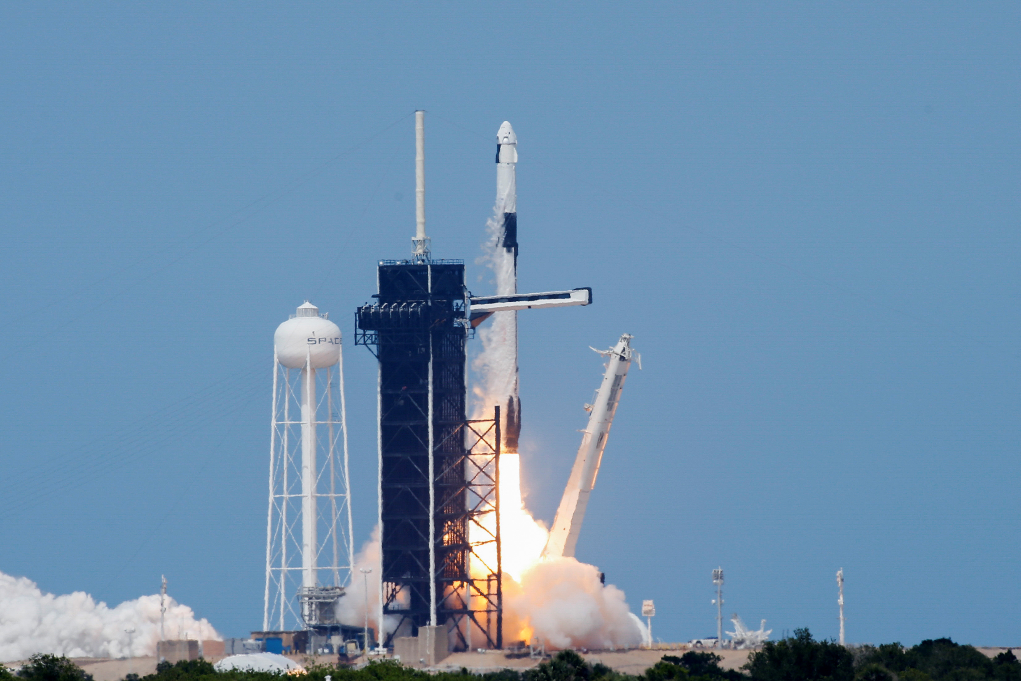 2020-05-30T202152Z_1995589149_RC28ZG9KXXKU_RTRMADP_3_SPACE-EXPLORATION-SPACEX-LAUNCH