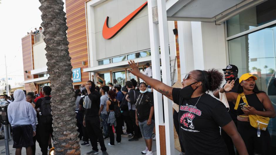 2020-06-01T000000Z_1712311646_RC200H90M1X6_RTRMADP_3_MINNEAPOLIS-POLICE-PROTESTS-LONG-BEACH