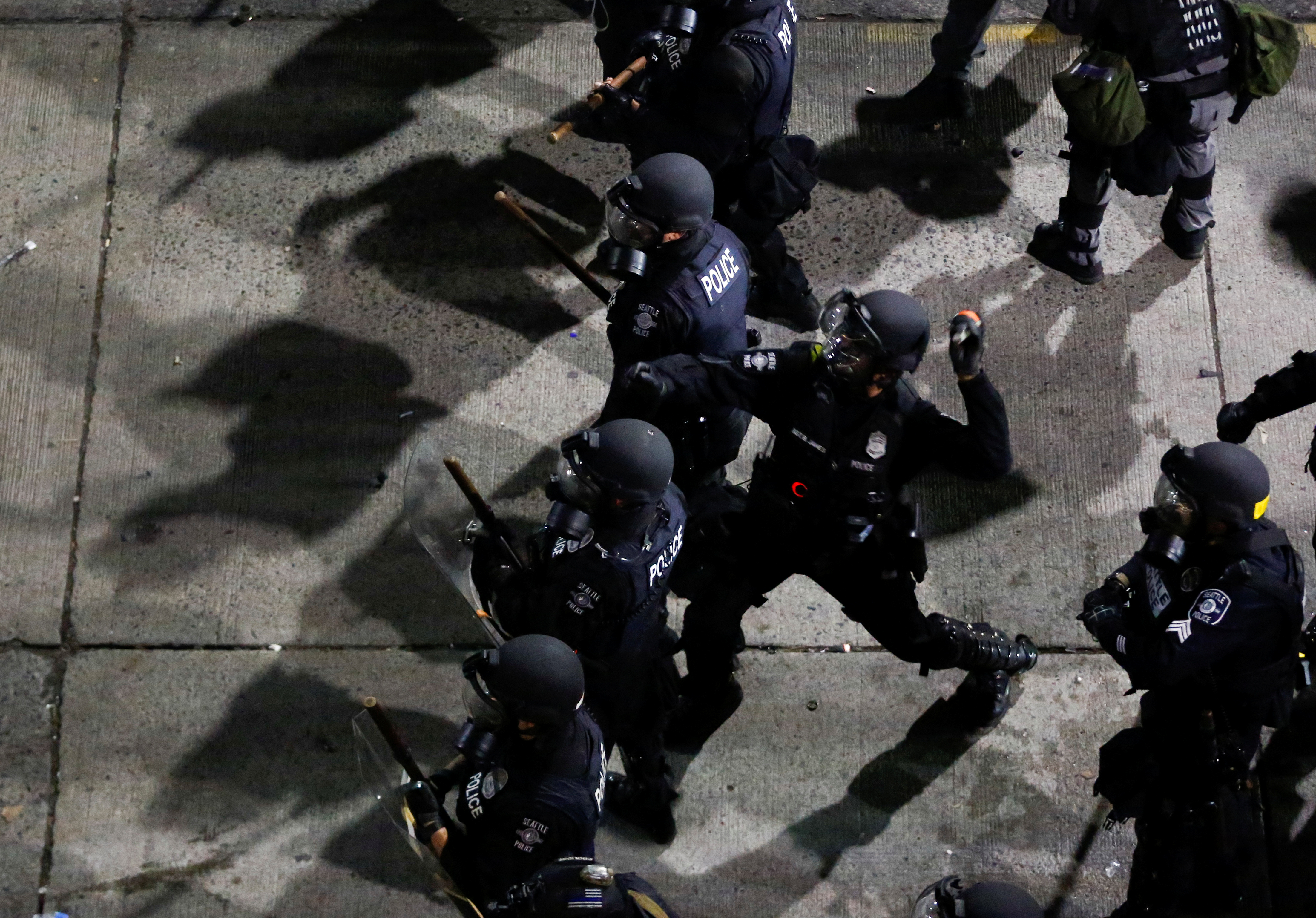 2020-06-08T000000Z_1623157073_RC2X4H9HKBXG_RTRMADP_3_MINNEAPOLIS-POLICE-PROTESTS-SEATTLE