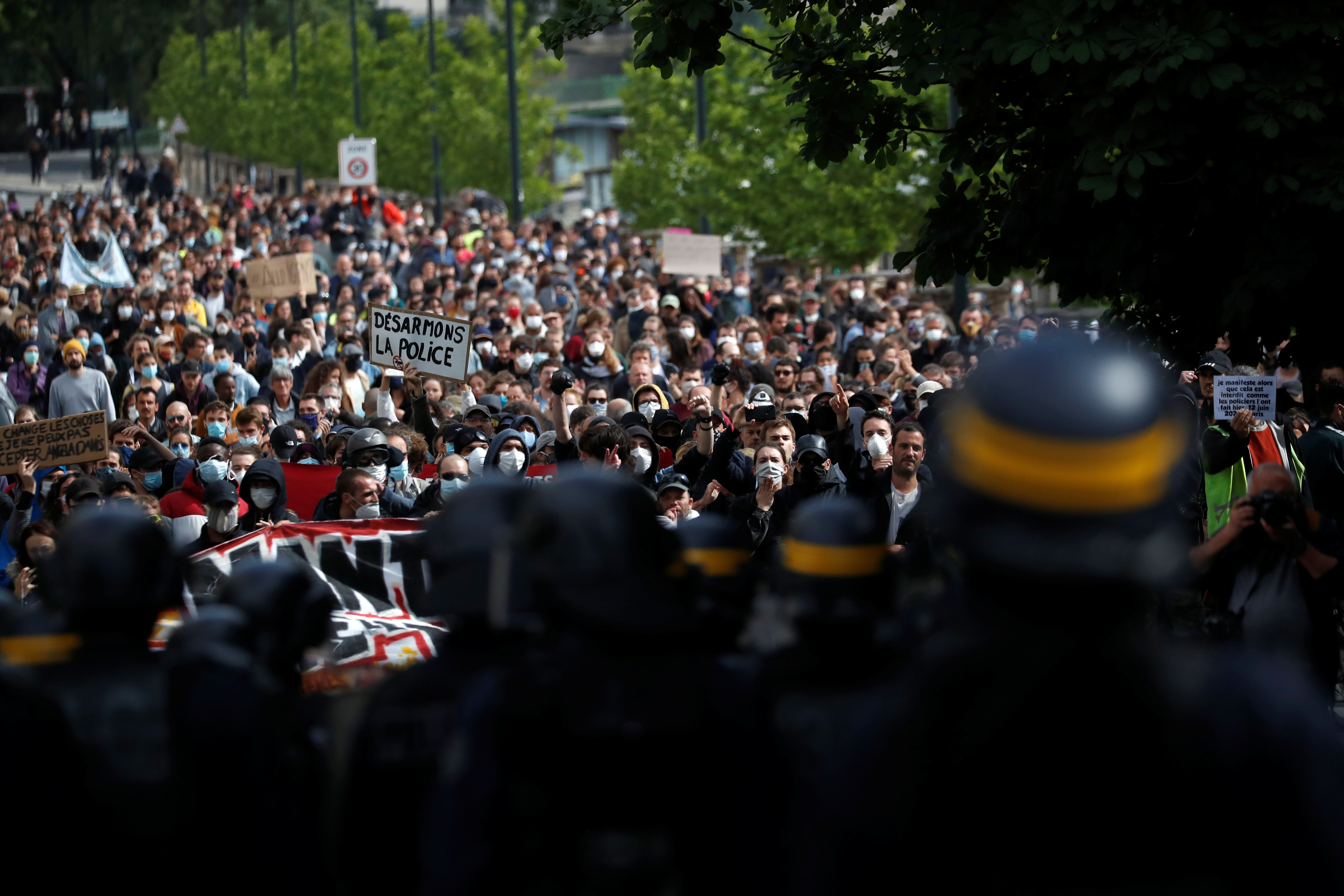2020-06-13T162938Z_2053038509_RC2G8H9AH320_RTRMADP_3_MINNEAPOLIS-POLICE-PROTESTS-FRANCE