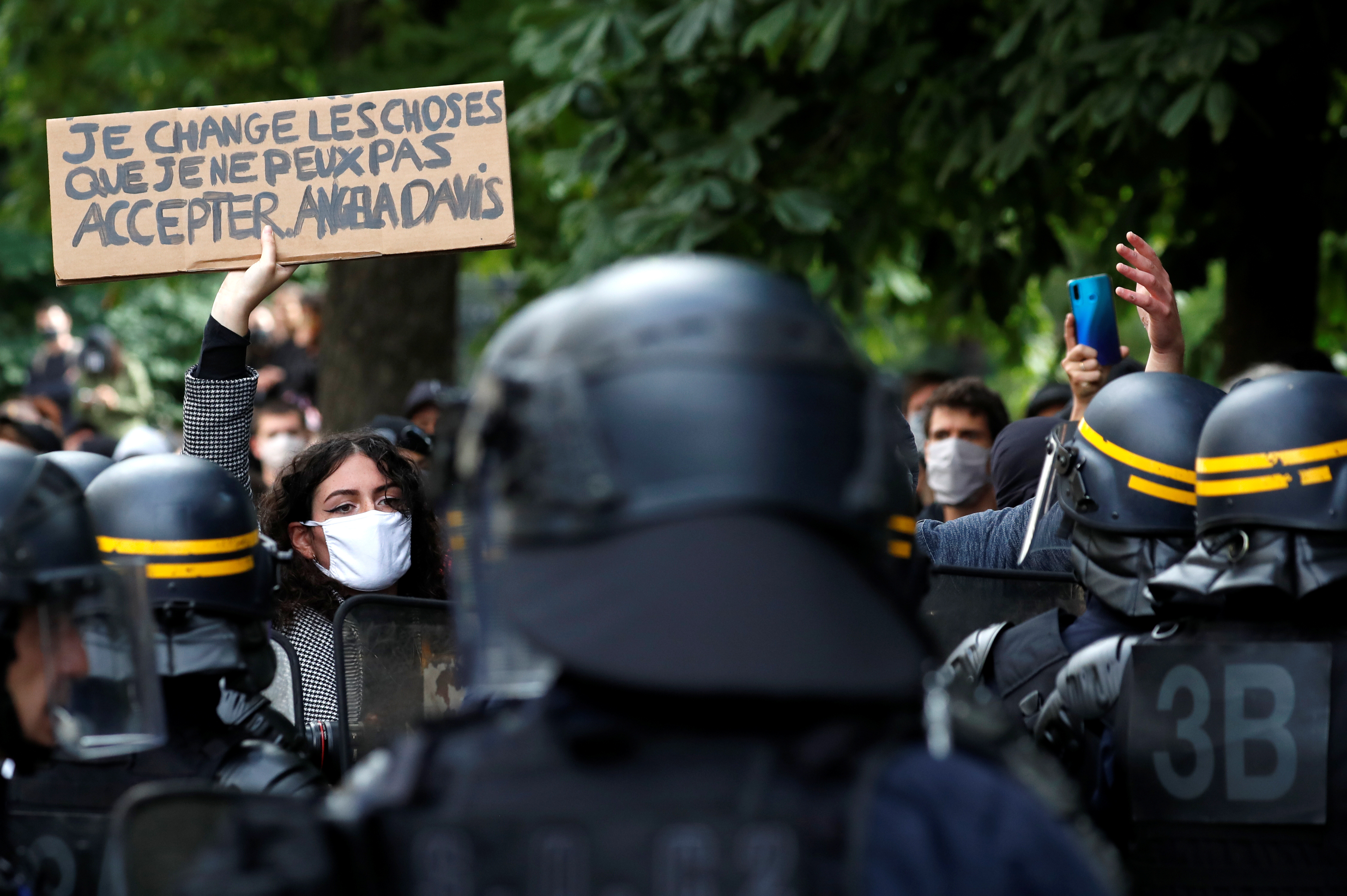 2020-06-13T170826Z_2090239359_RC2H8H90RTJE_RTRMADP_3_MINNEAPOLIS-POLICE-PROTESTS-FRANCE