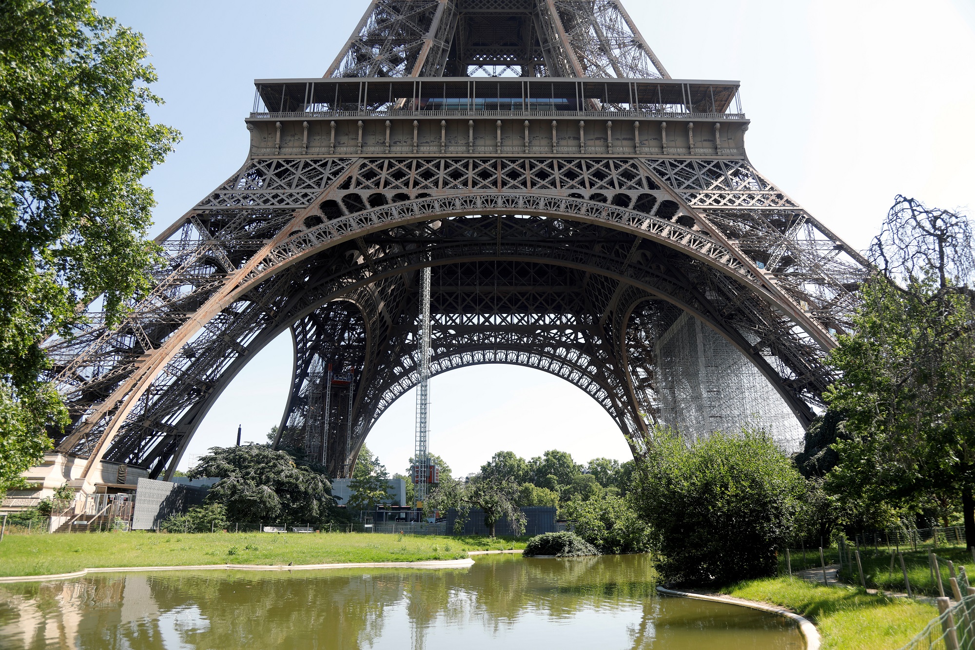 2020-06-25T095741Z_656926101_RC29GH9Q81ZK_RTRMADP_3_HEALTH-CORONAVIRUS-EIFFEL-TOWER