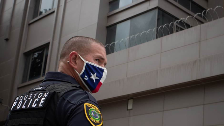 2020-07-24T223528Z_26140149_RC2YZH9SUKA2_RTRMADP_3_USA-CHINA-CONSULATE