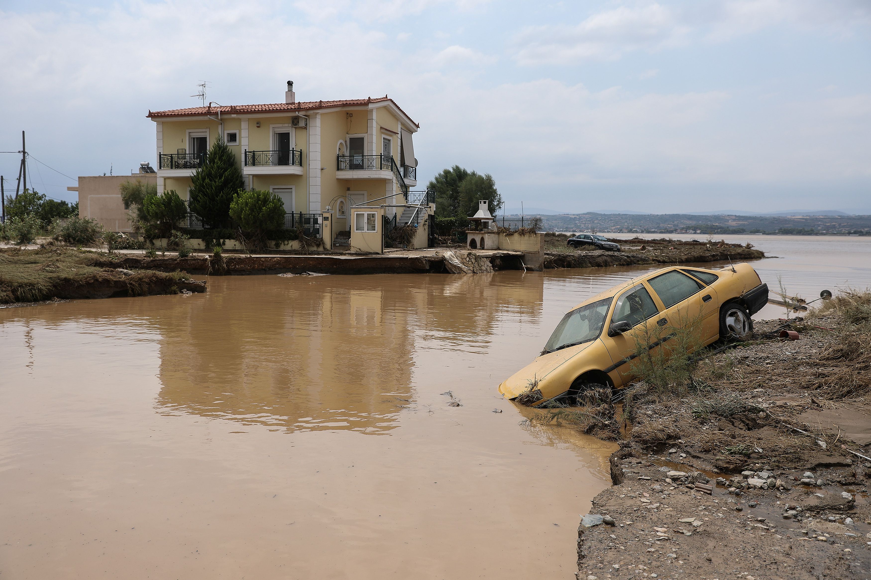 2020-08-09T115907Z_406437634_RC2BAI9OPHSH_RTRMADP_3_GREECE-WEATHER-FLOODS