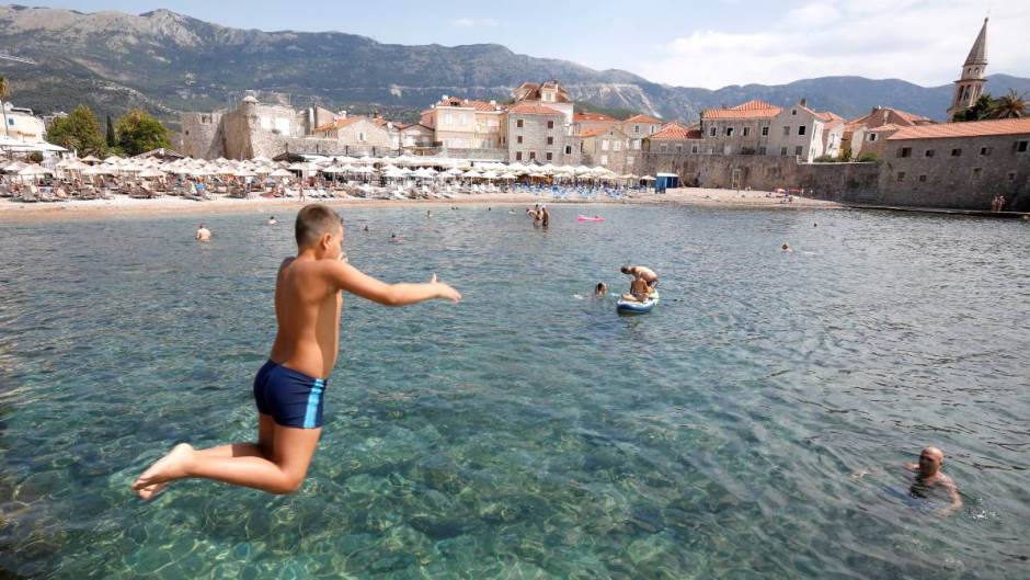2020-08-10T095040Z_1179292557_RC2XAI97E10P_RTRMADP_3_MONTENEGRO-TOURISM(1)