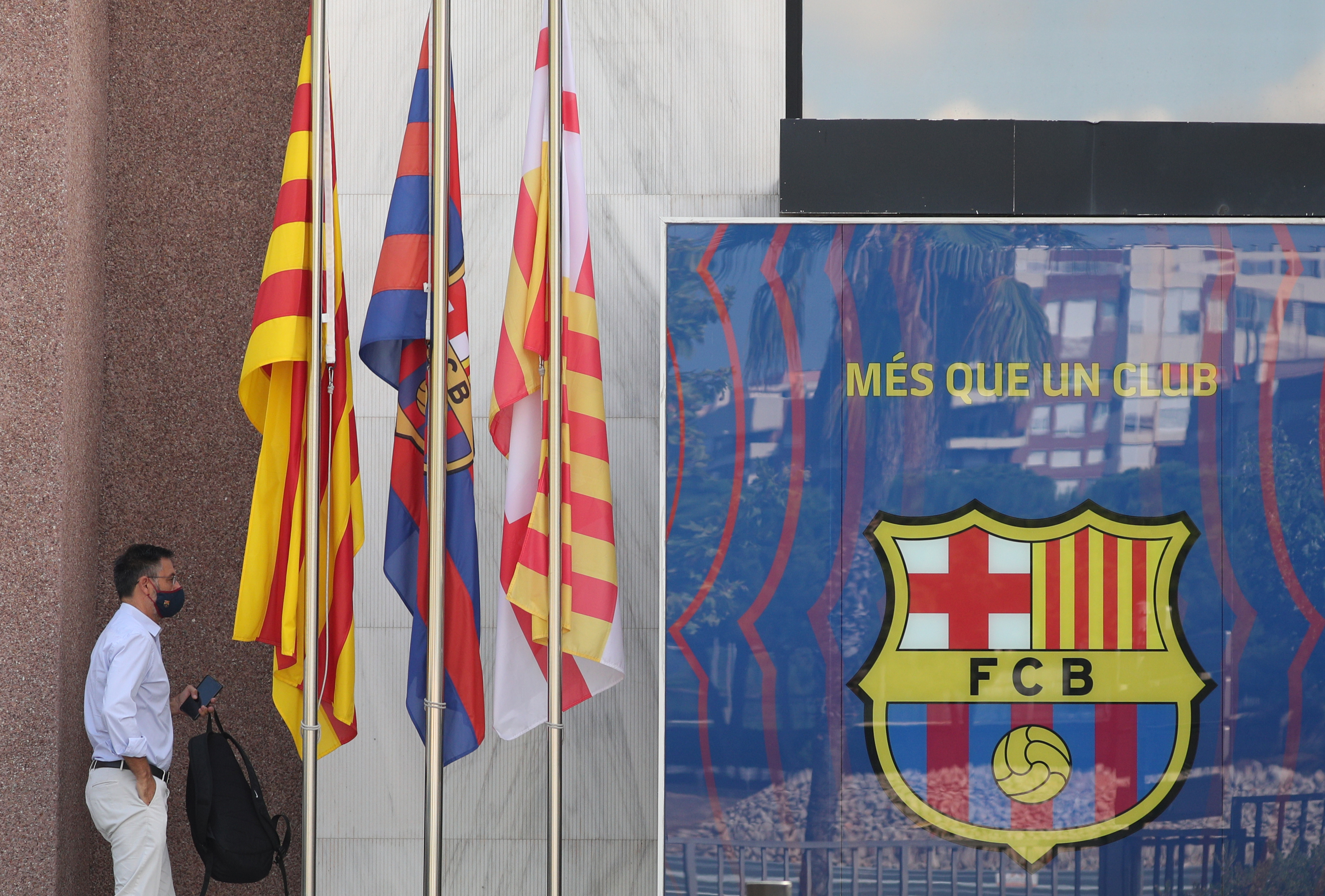 2020-08-17T092404Z_570273320_RC2LFI9SQLKU_RTRMADP_3_SOCCER-SPAIN-FCB-SETIEN