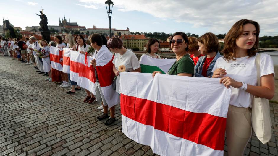 2020-08-23T172128Z_1689414499_RC2TJI99MDNV_RTRMADP_3_BELARUS-ELECTION-CZECH