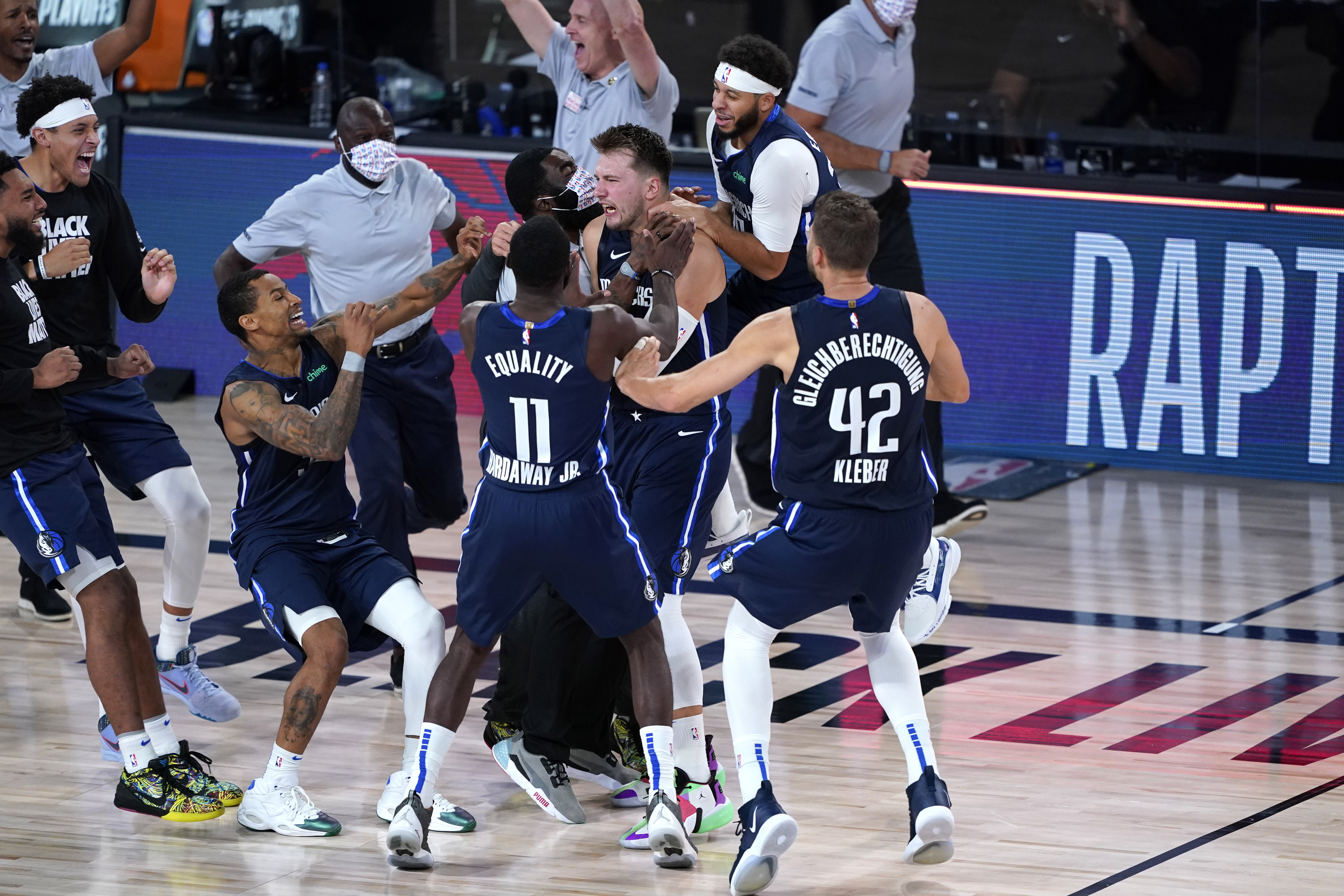 2020-08-23T225002Z_2093567791_NOCID_RTRMADP_3_NBA-PLAYOFFS-LOS-ANGELES-CLIPPERS-AT-DALLAS-MAVERICKS