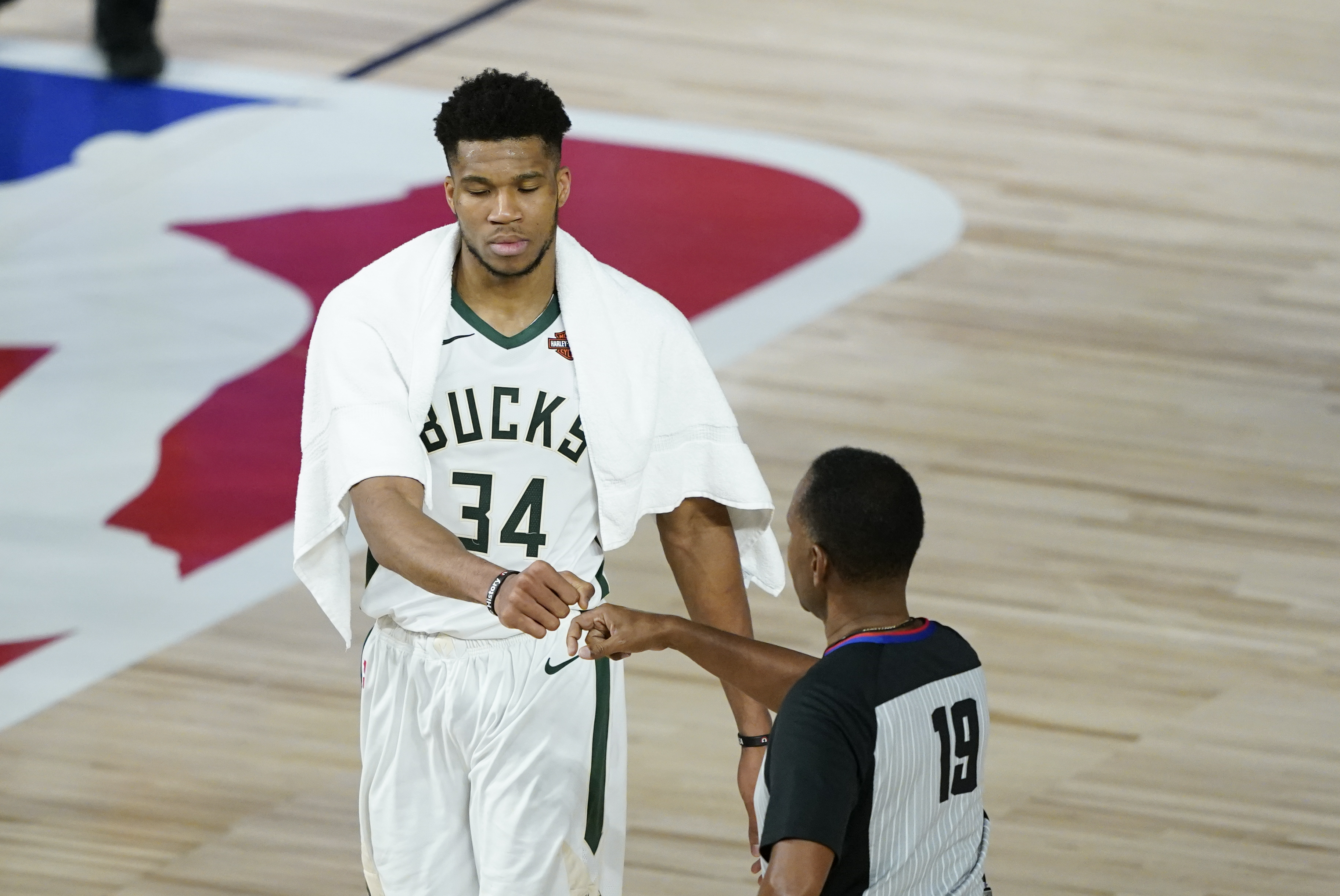 2020-08-24T201451Z_324236311_NOCID_RTRMADP_3_NBA-PLAYOFFS-MILWAUKEE-BUCKS-AT-ORLANDO-MAGIC