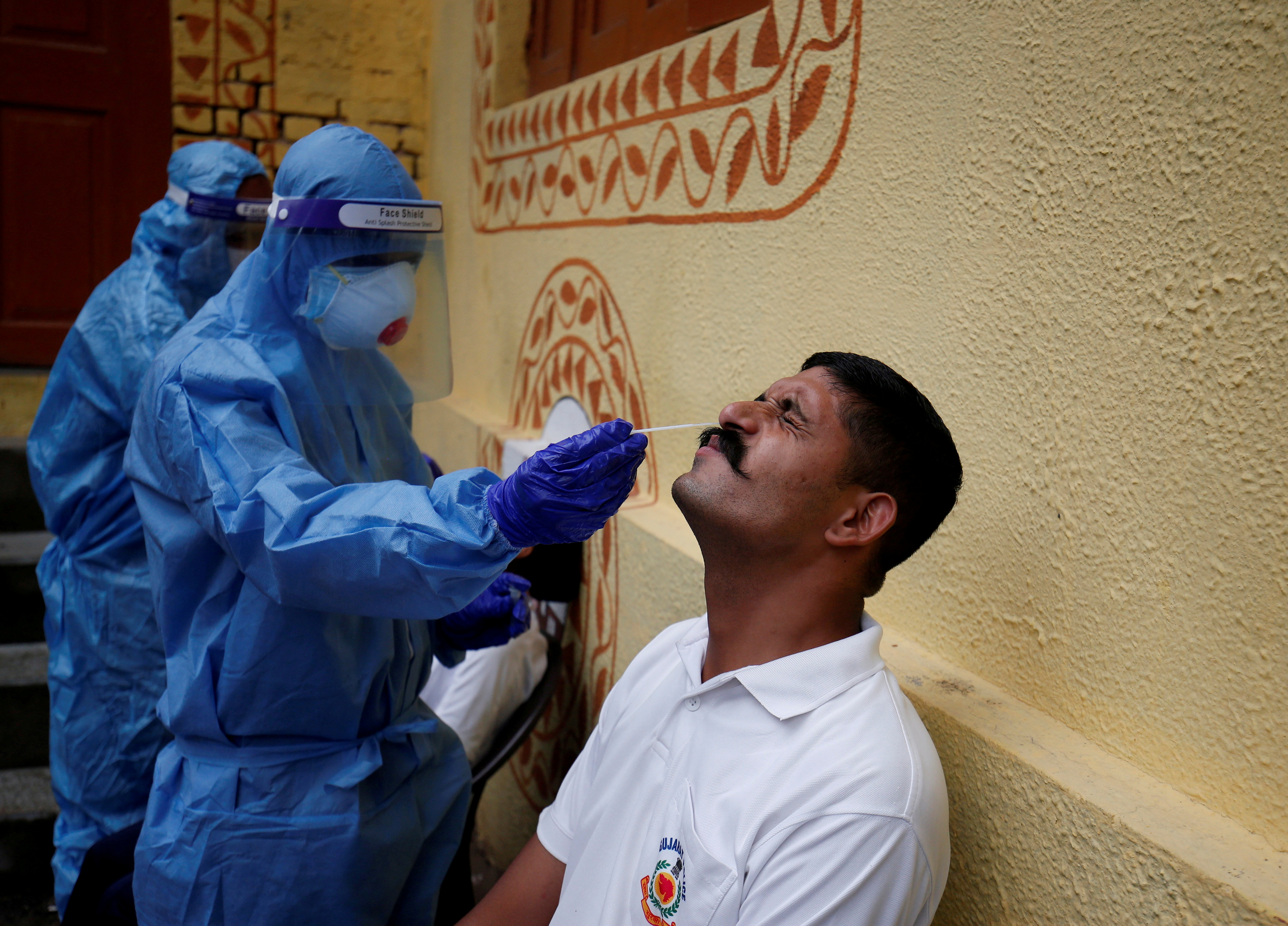 2020-08-25T135812Z_623906494_RC21LI9LXF0U_RTRMADP_3_HEALTH-CORONAVIRUS-INDIA-CASES