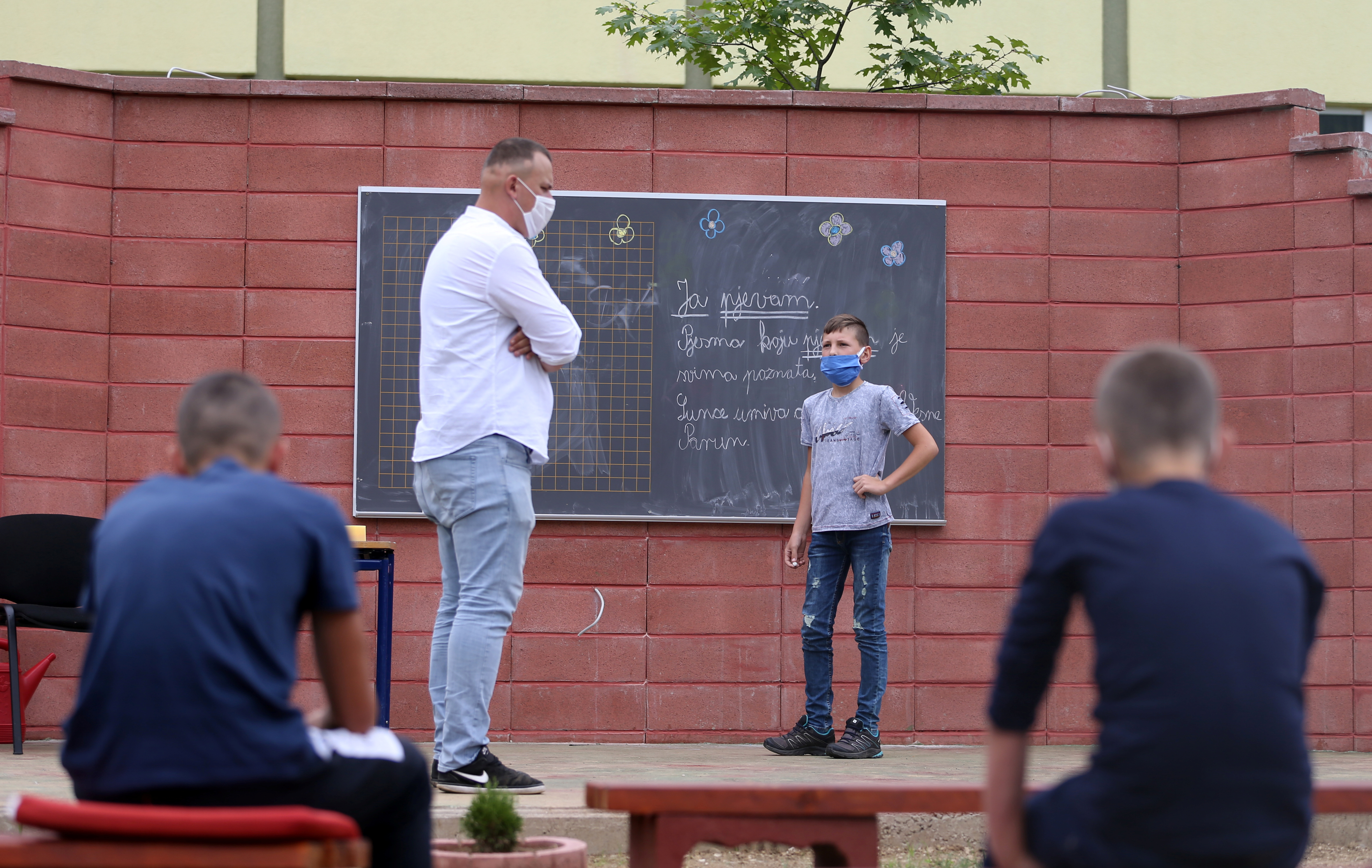 2020-09-08T131757Z_650936354_RC2DUI98QHWV_RTRMADP_3_HEALTH-CORONAVIRUS-BOSNIA-EDUCATION