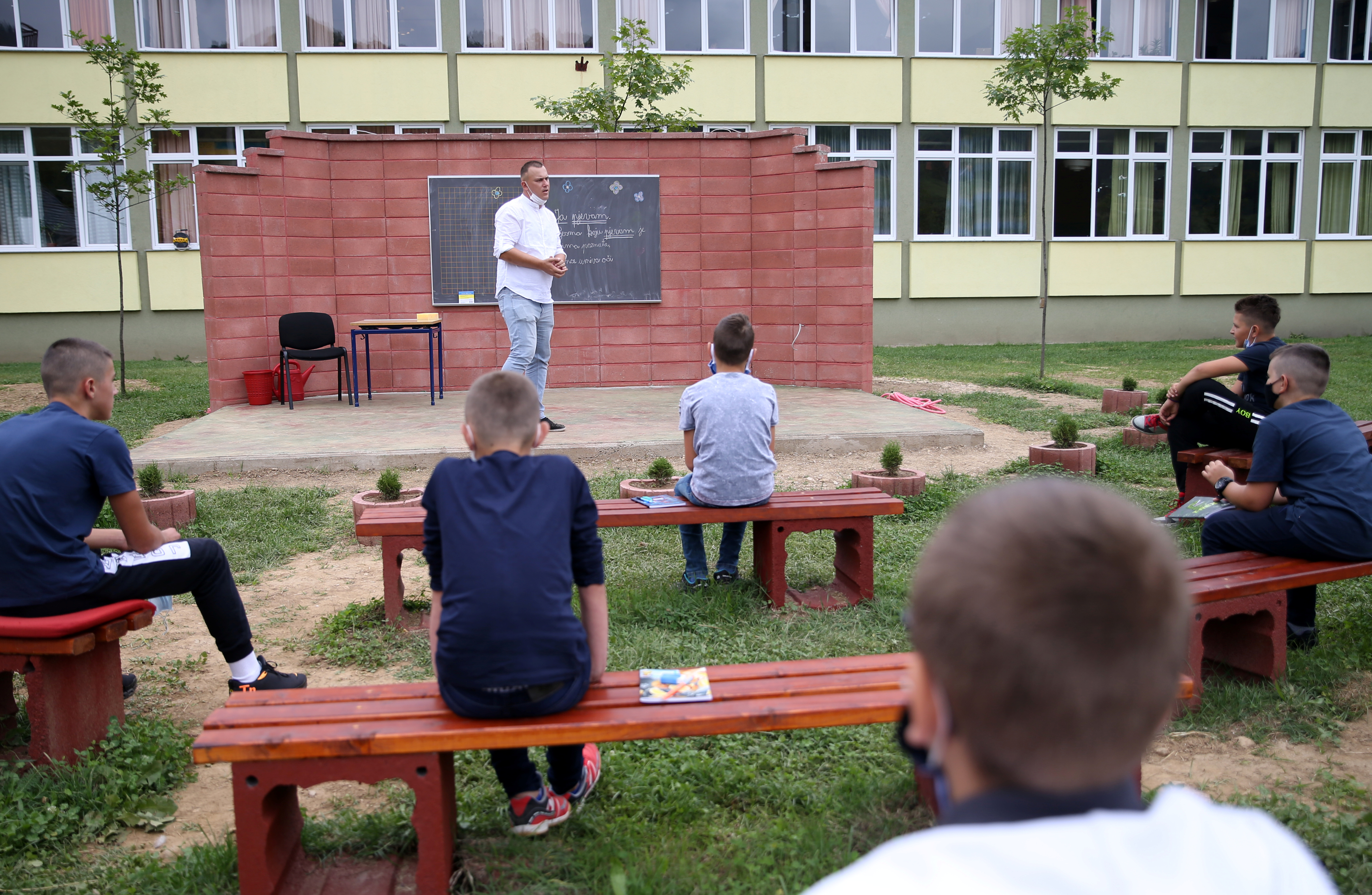 2020-09-08T131758Z_1040877733_RC2DUI9FL56I_RTRMADP_3_HEALTH-CORONAVIRUS-BOSNIA-EDUCATION