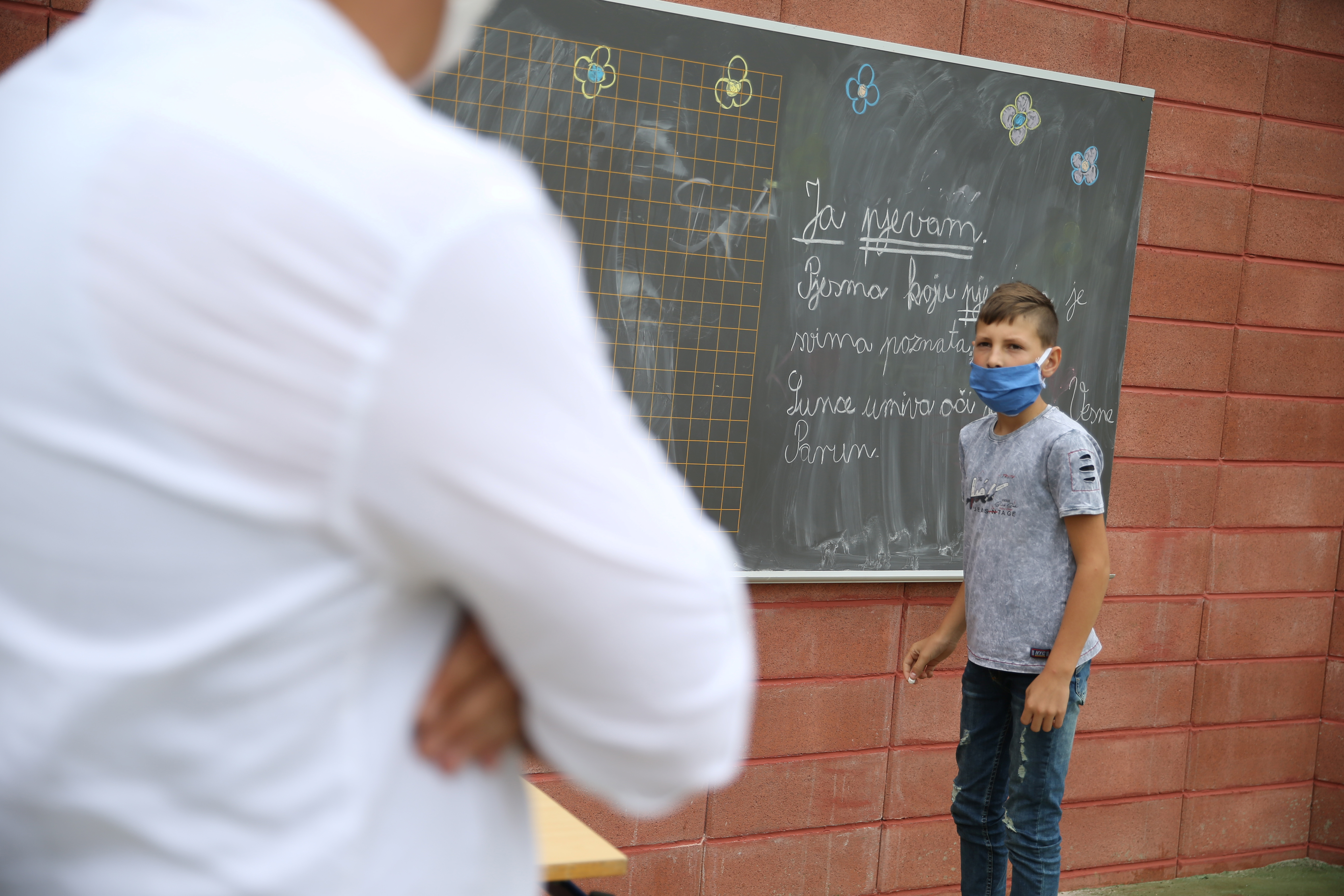 2020-09-08T131800Z_1092076392_RC2DUI96UBW9_RTRMADP_3_HEALTH-CORONAVIRUS-BOSNIA-EDUCATION