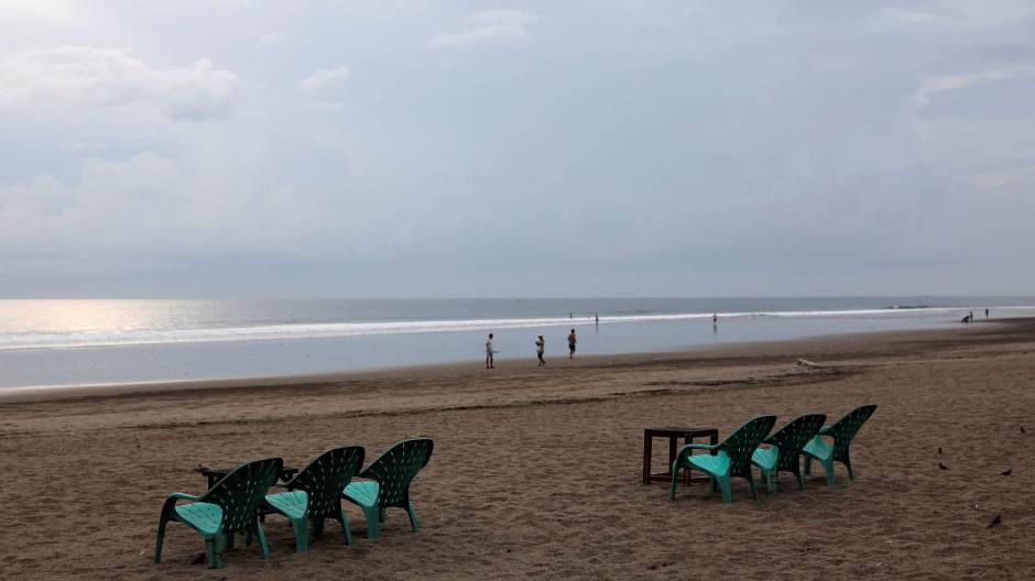 2020-09-24T094554Z_1994299755_RC2X4J92D0LM_RTRMADP_3_HEALTH-CORONAVIRUS-INDONESIA-BALI