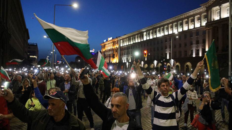 2020-10-03T201457Z_1850705310_RC28BJ9A3TY2_RTRMADP_3_BULGARIA-GOVERNMENT-PROTESTS