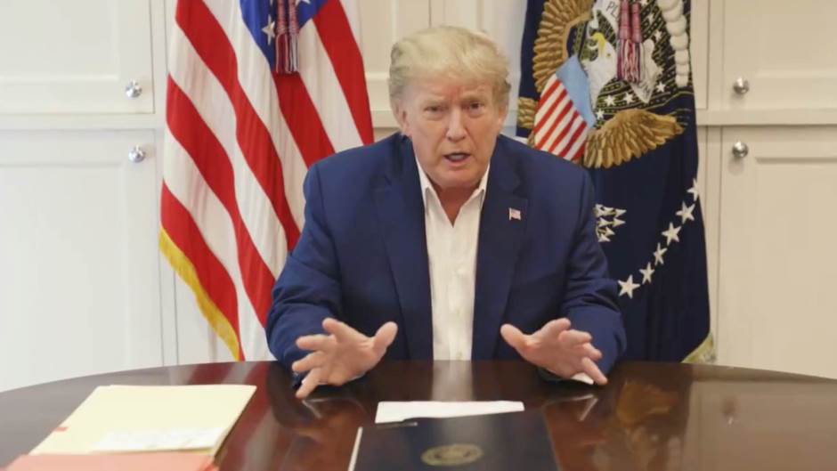 2020-10-03T232508Z_1757869472_RC2BBJ9TPE38_RTRMADP_3_HEALTH-CORONAVIRUS-TRUMP