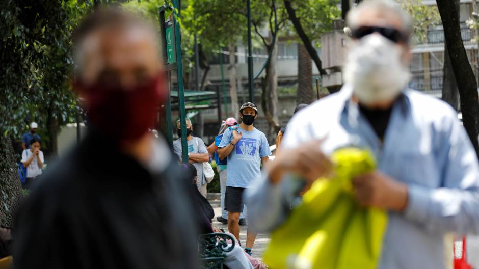 2020-10-07T130251Z_81174029_RC2PDJ9AWR26_RTRMADP_3_HEALTH-CORONAVIRUS-LATAM-POVERTY