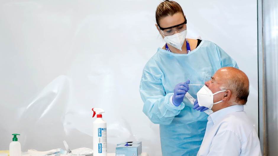 2020-10-09T155253Z_1373335802_RC23FJ9QRB10_RTRMADP_3_HEALTH-CORONAVIRUS-EU-TRAVEL